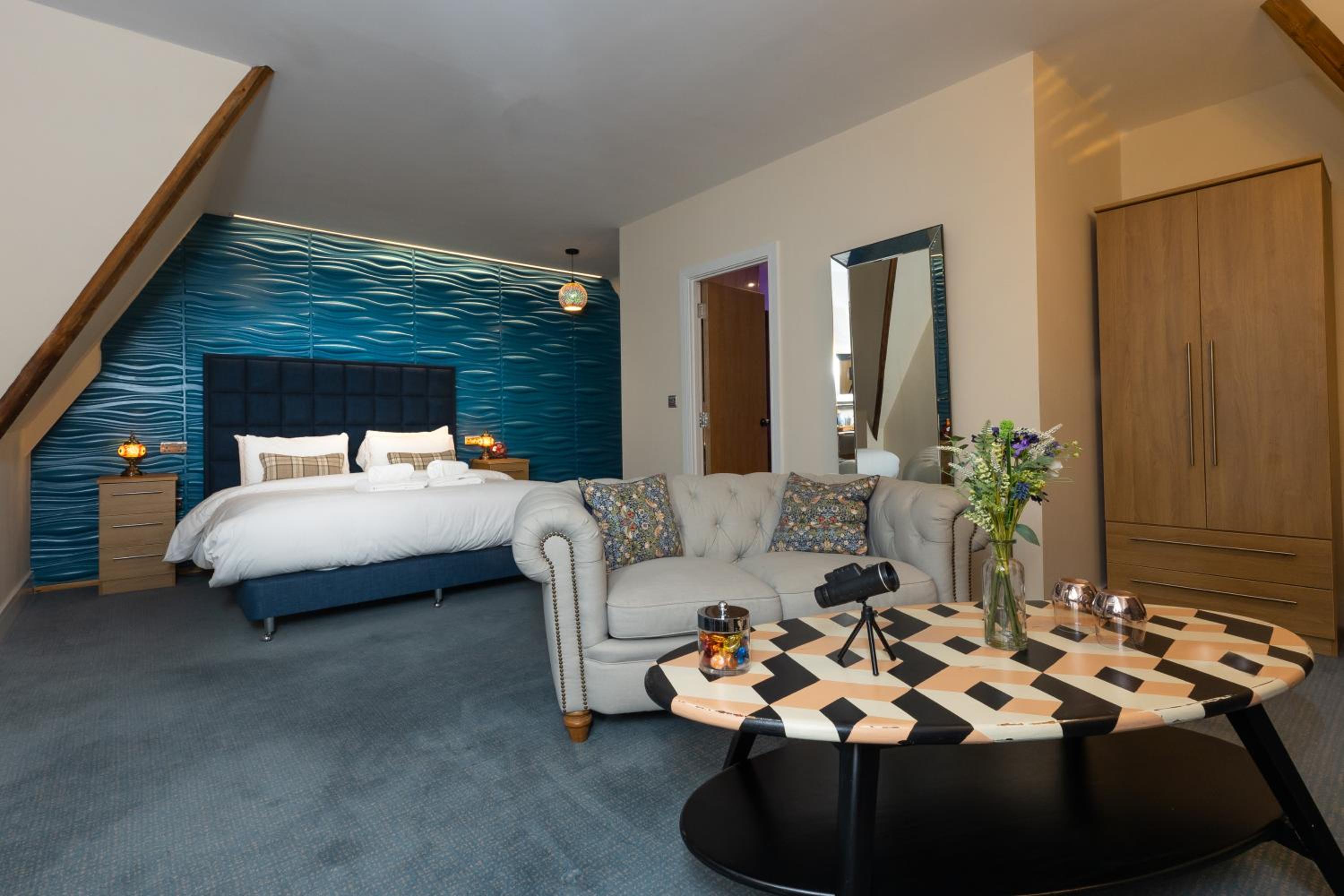 Suite with Balcony - Photo 7