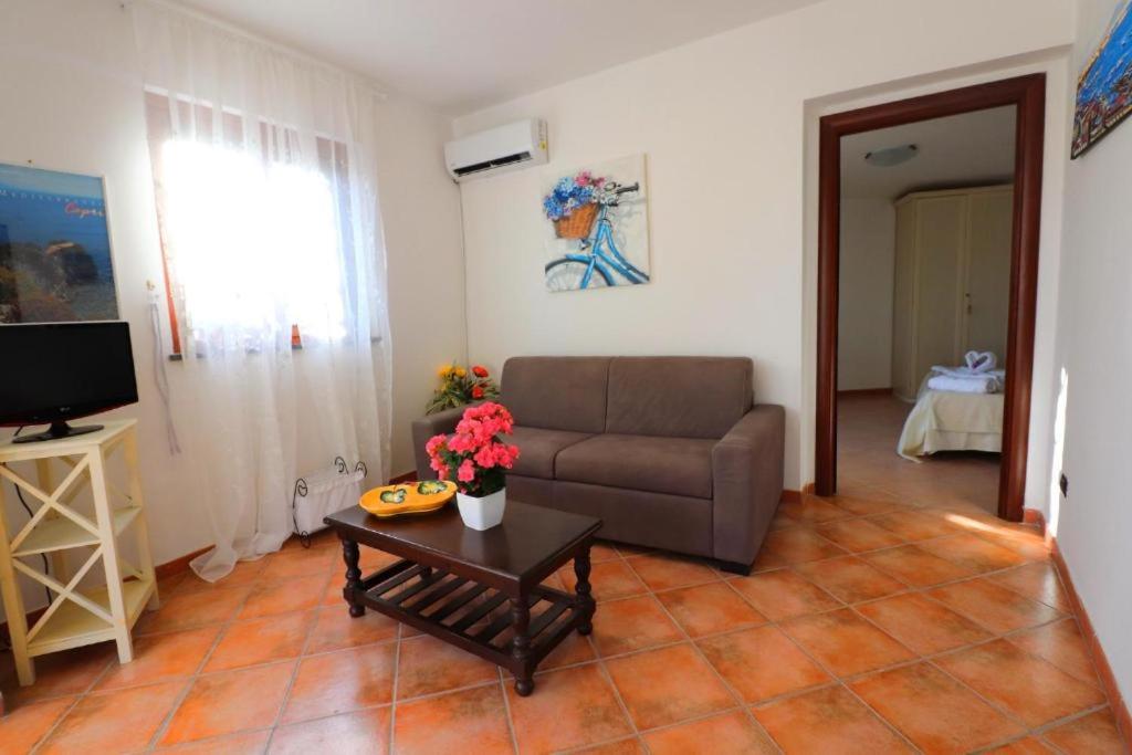 One-Bedroom Apartment - Photo 2