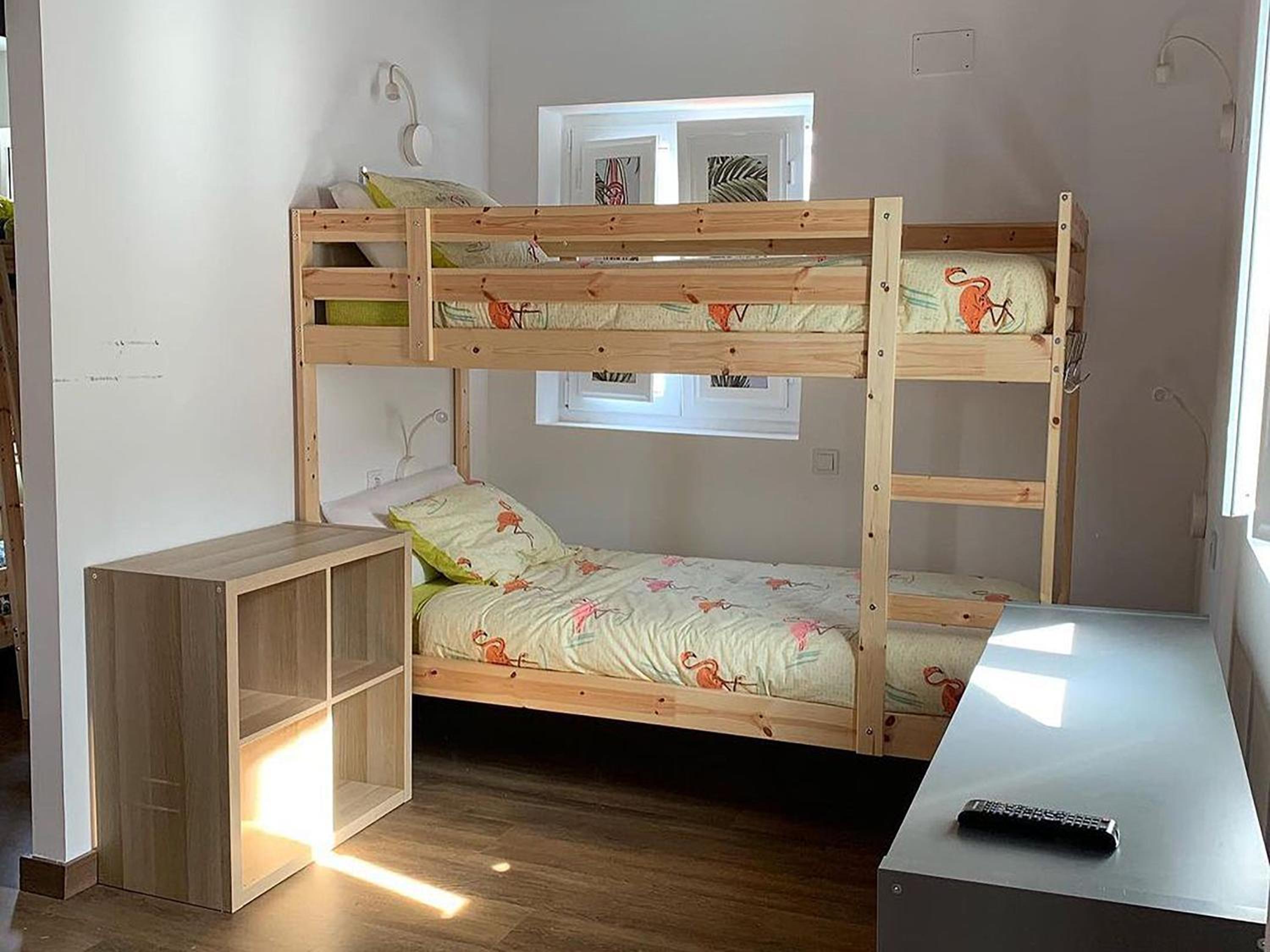 Cama en habitación compartida de 6 camas