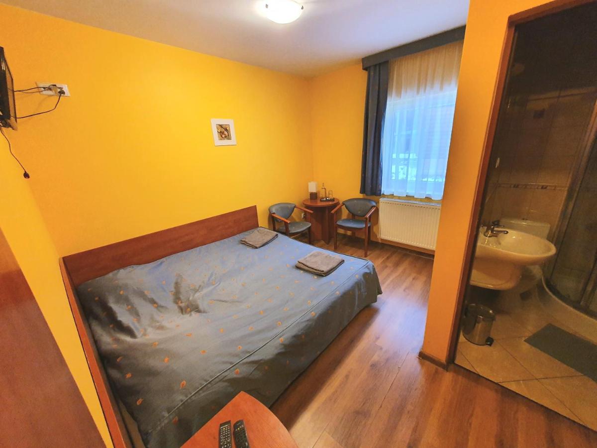 Double Room with Private Bathroom - Photo 1