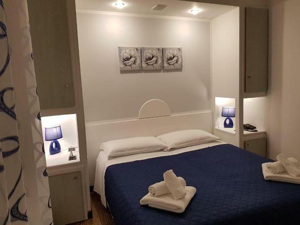 Queen Room with Sea View - Photo 3