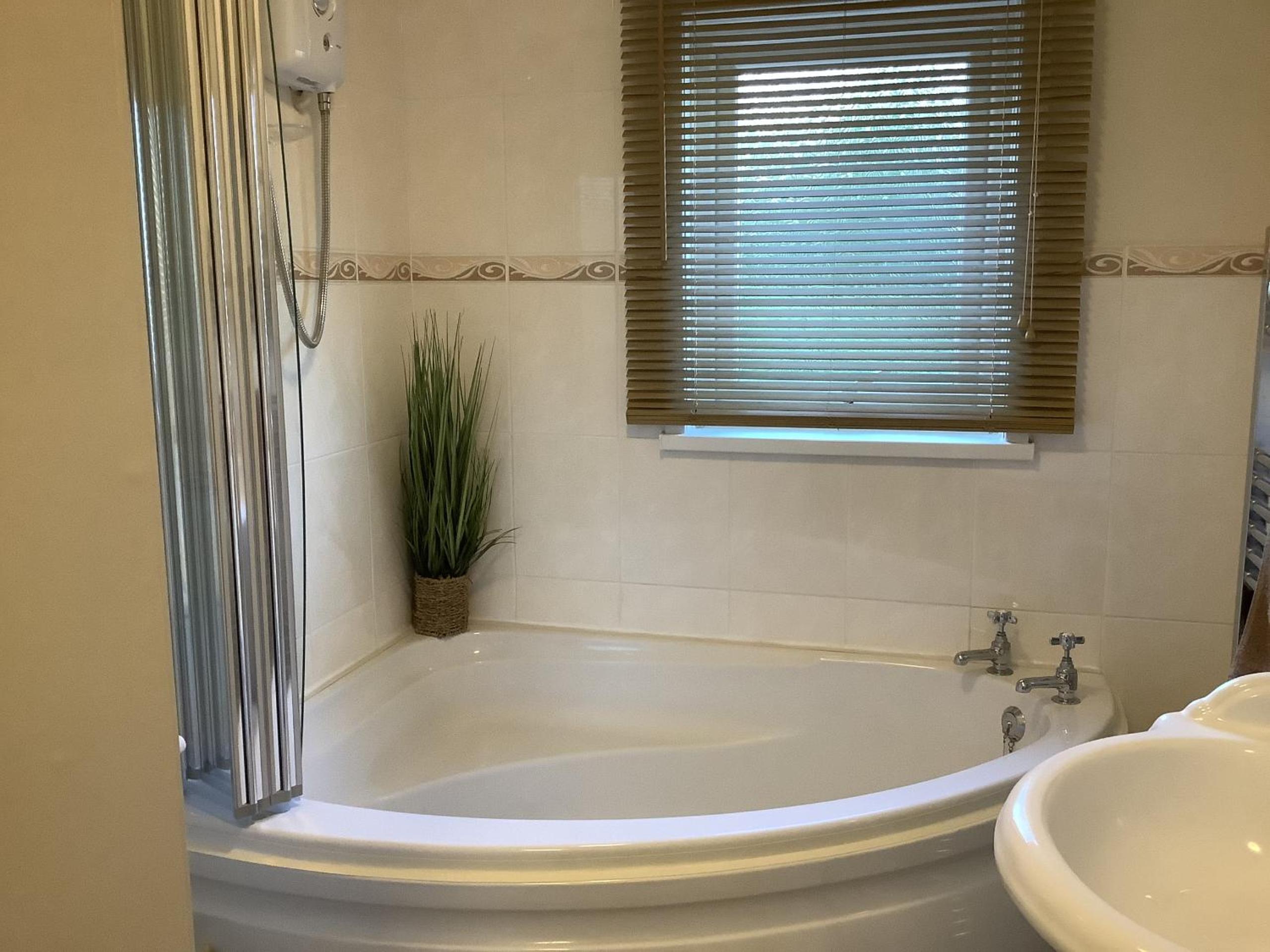 Twin Room with Private Bathroom photo 3
