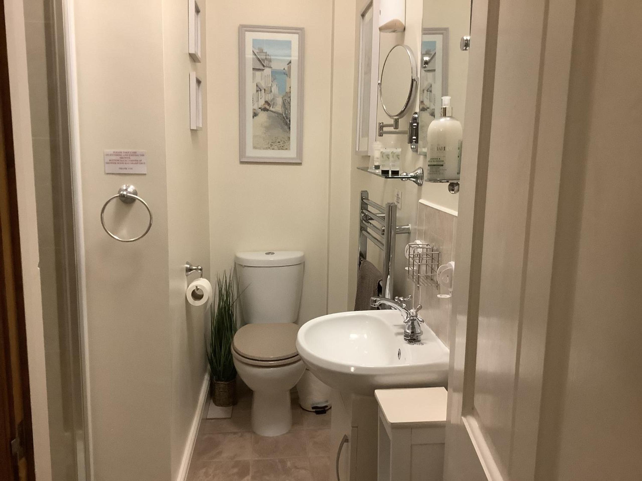 Twin Room with Private Bathroom photo 3