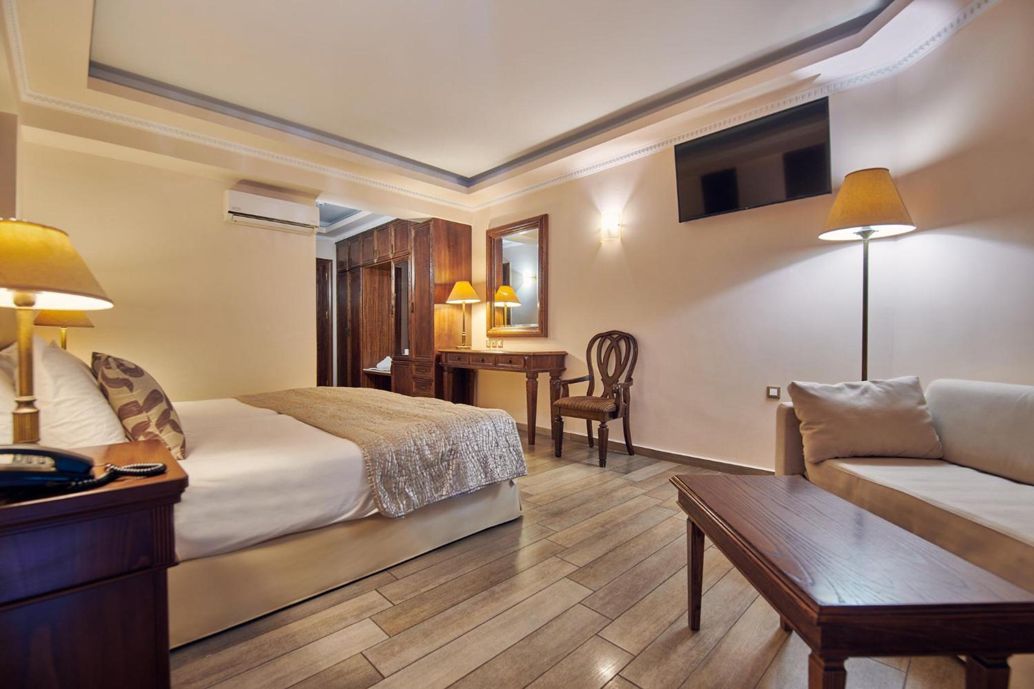 Swim Up Junior Suite with Pool View photo 3