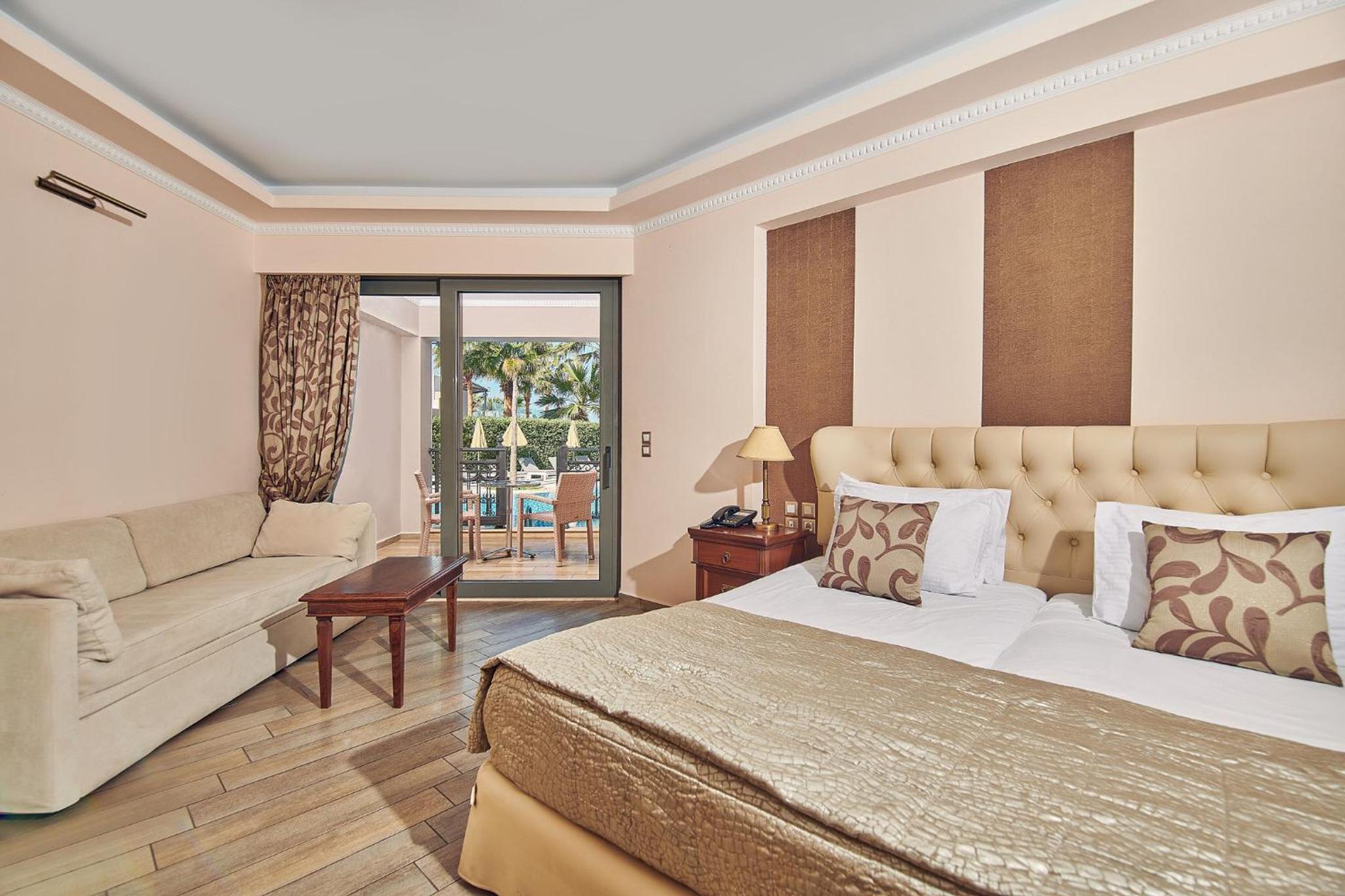 Suite Junior con acceso directo a la piscina y vista a la piscina