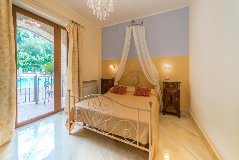 Double Room with Pool View - Photo 4