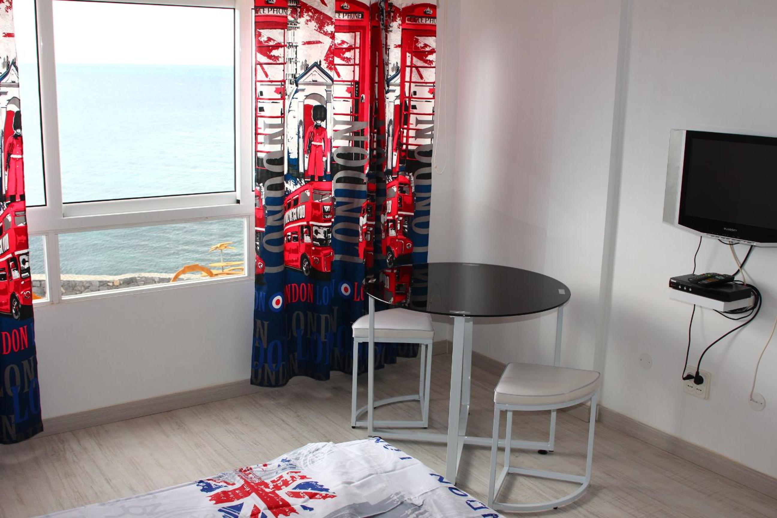 Estudio con vista al mar