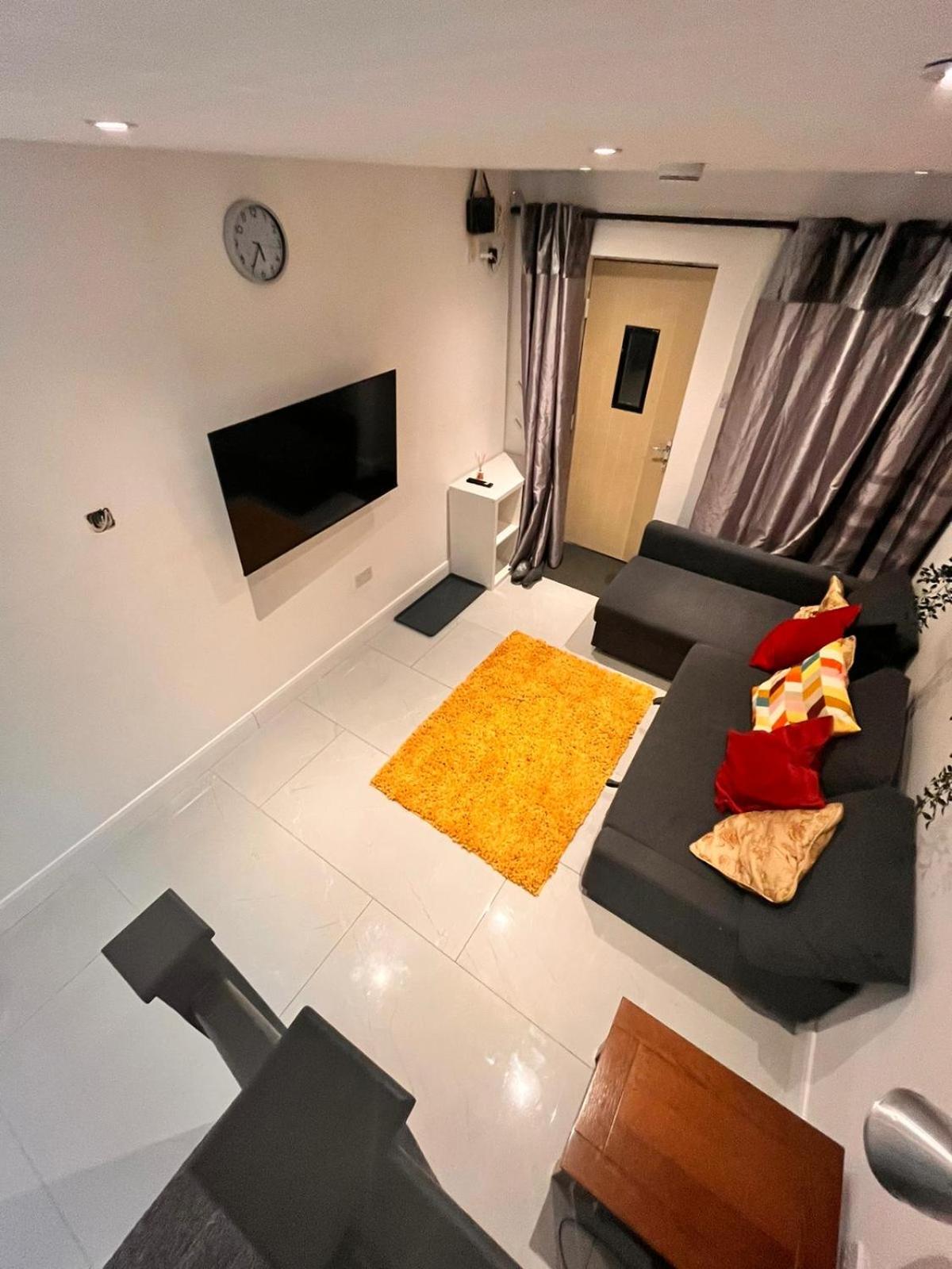 One-Bedroom Apartment photo 1