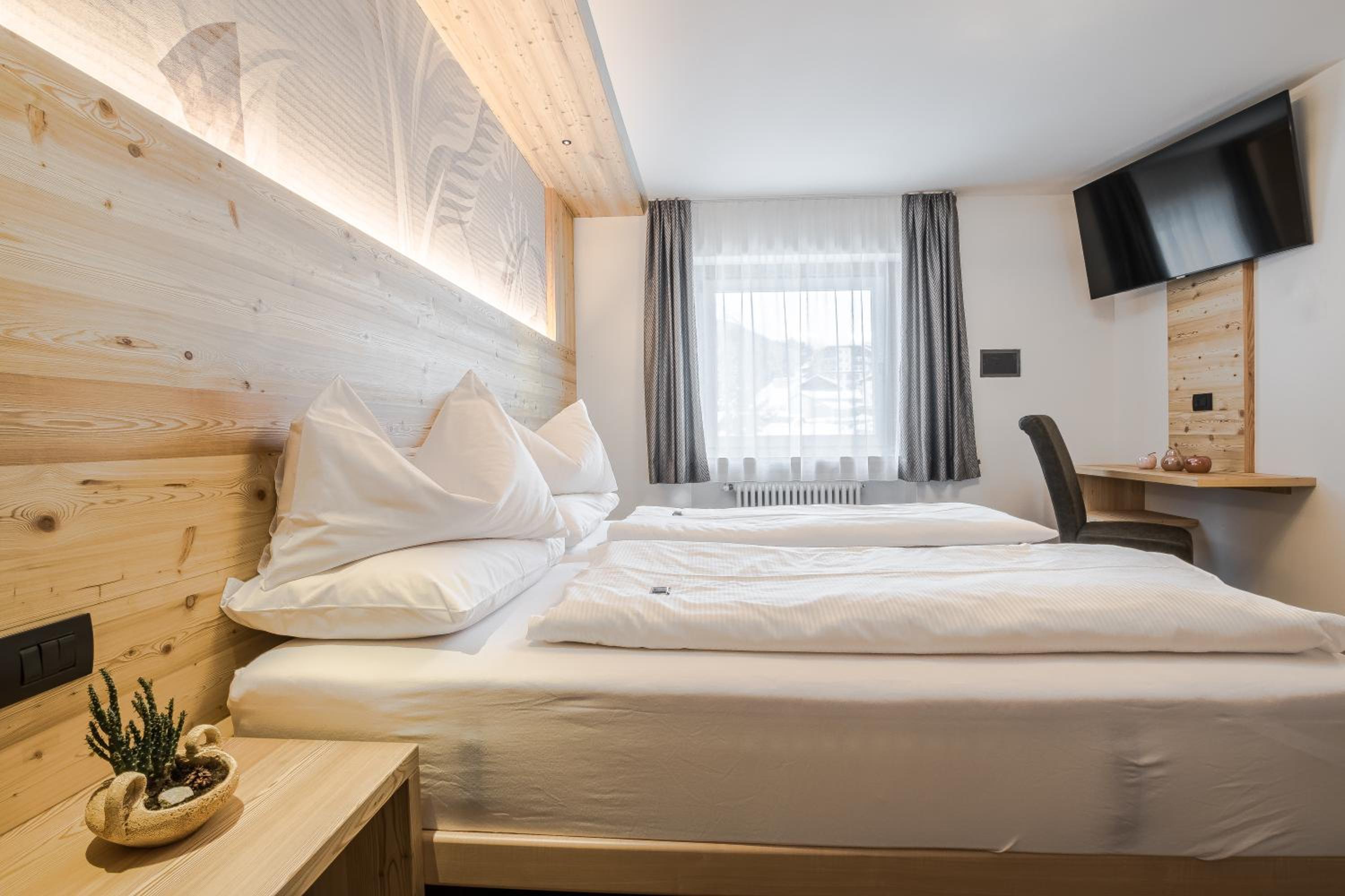 Double or Twin Room with Mountain View photo 3