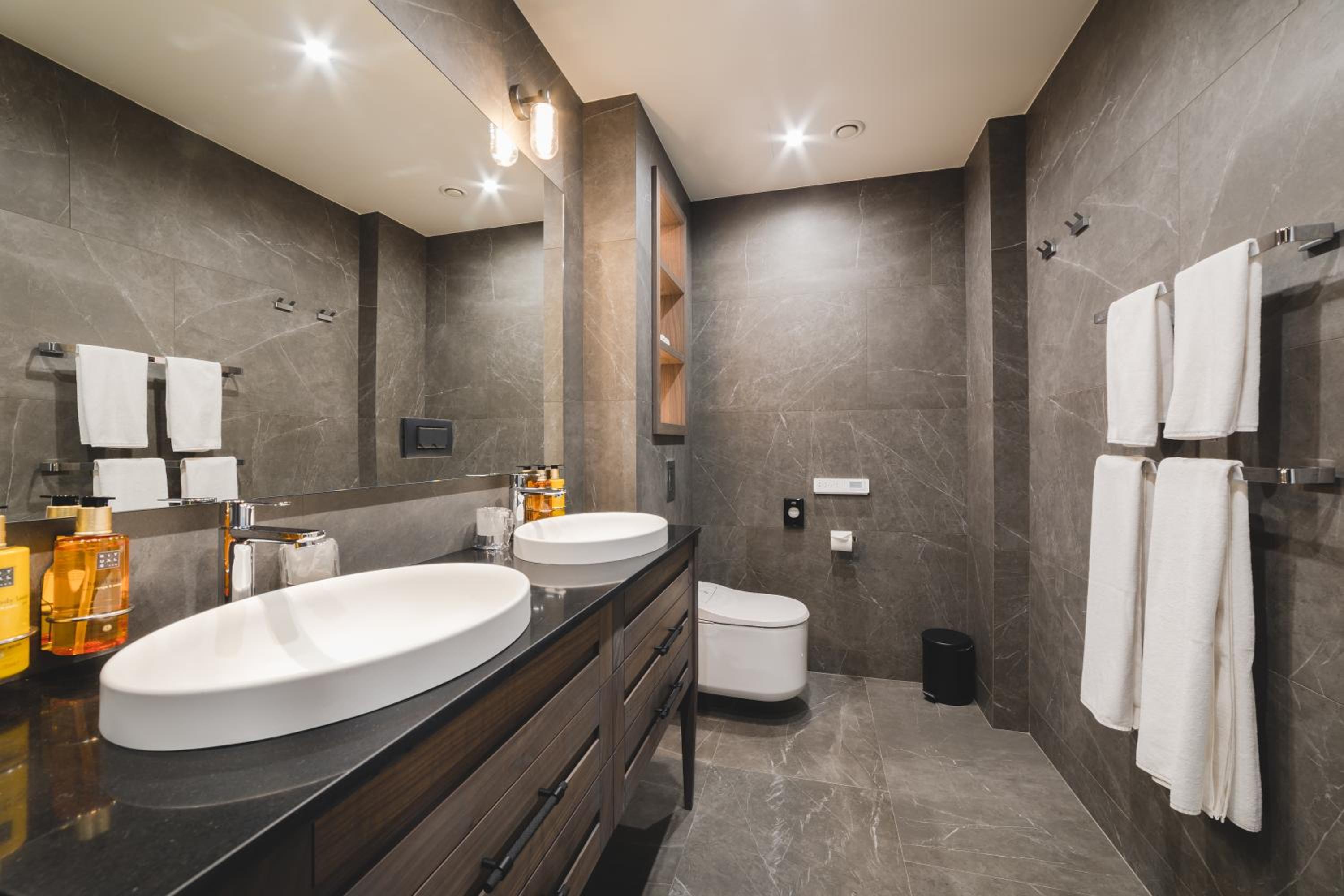 Executive Suite - Photo 9