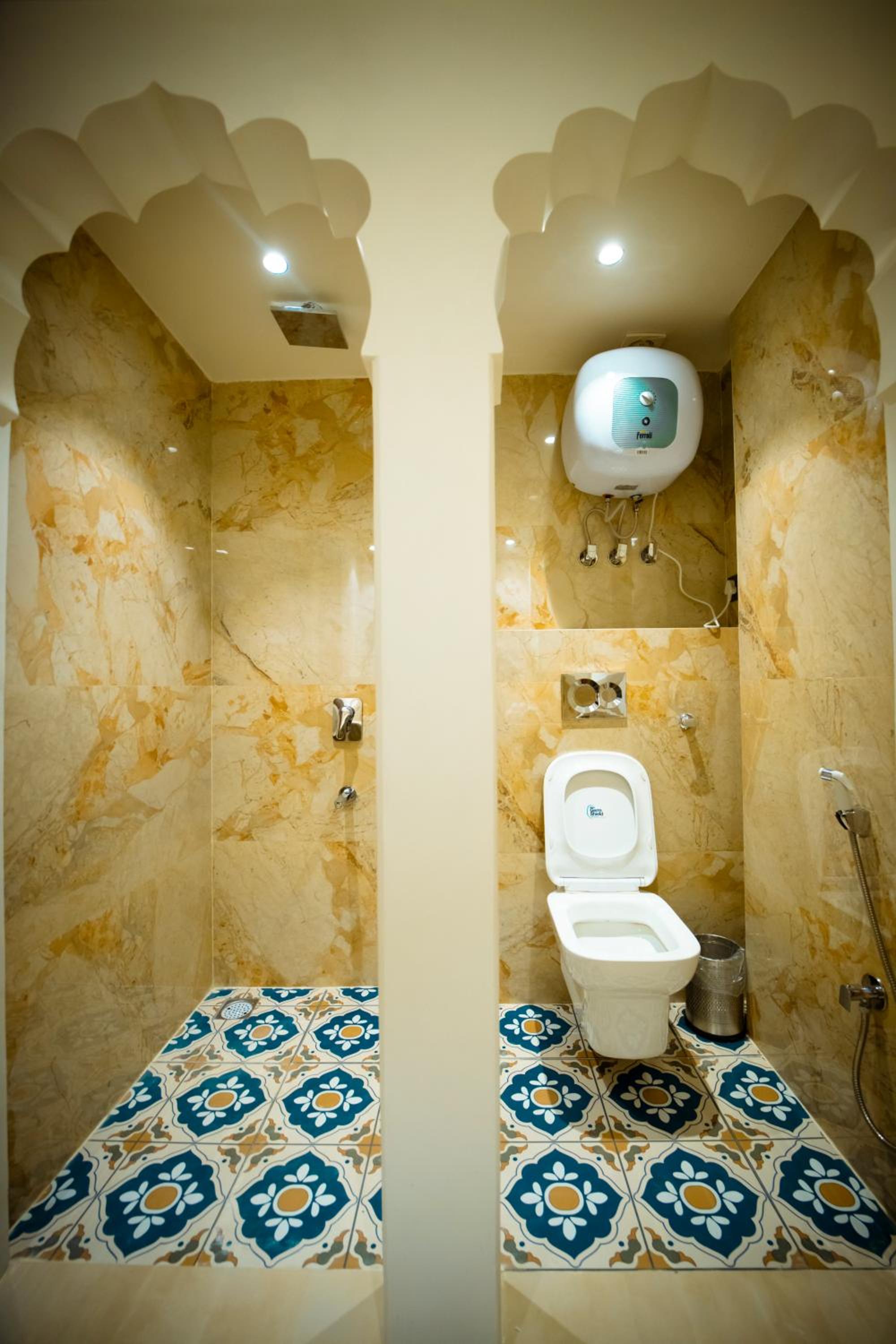 Deluxe Double or Twin Room - Photo 9