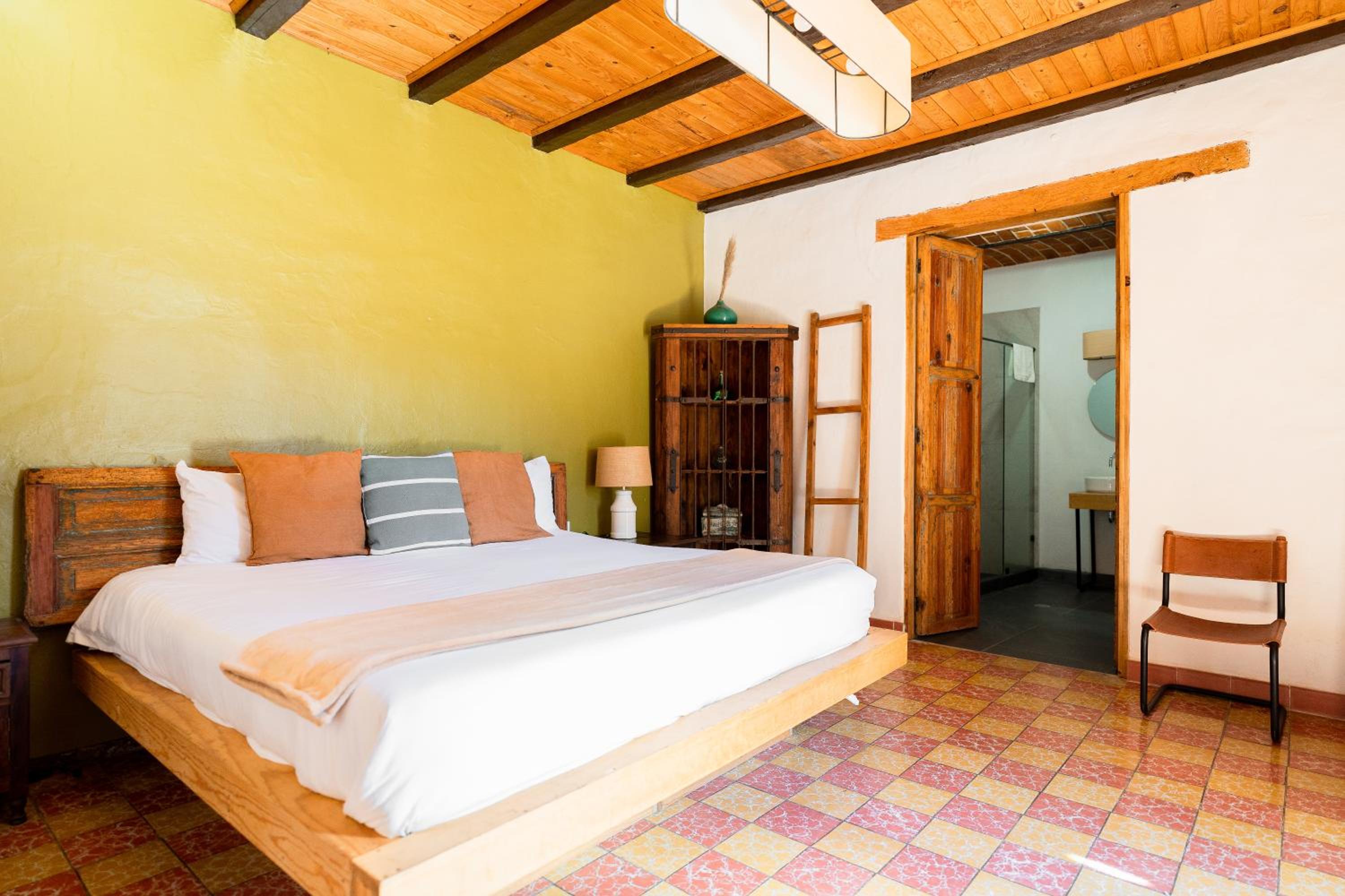 Standard King Room - Photo 4