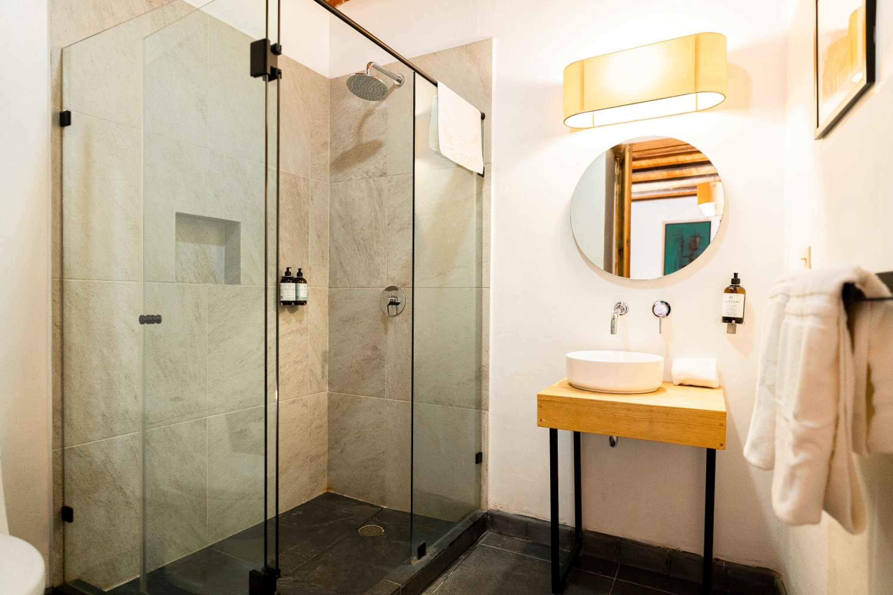 Standard King Room - Photo 7