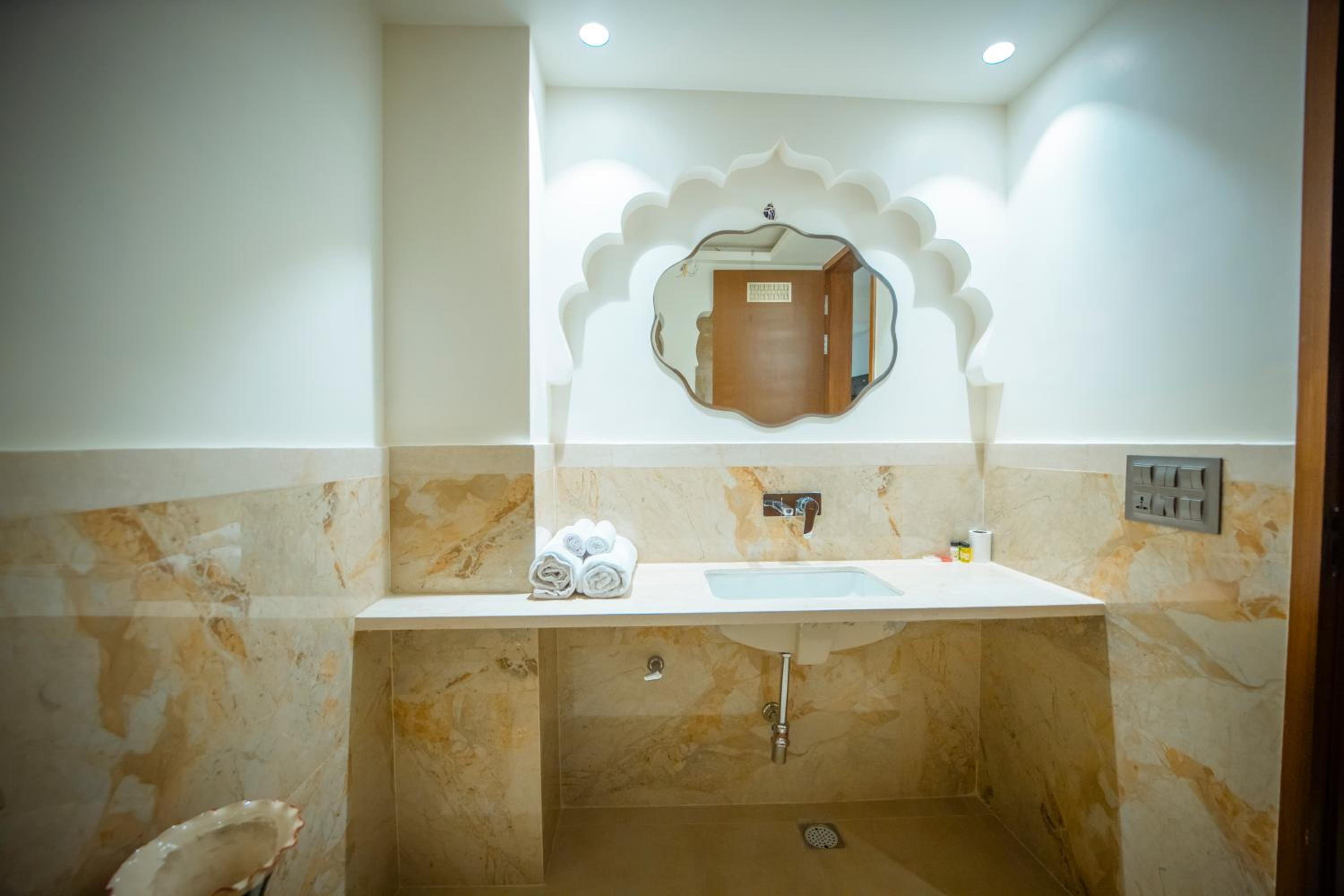 Deluxe Double or Twin Room - Photo 12