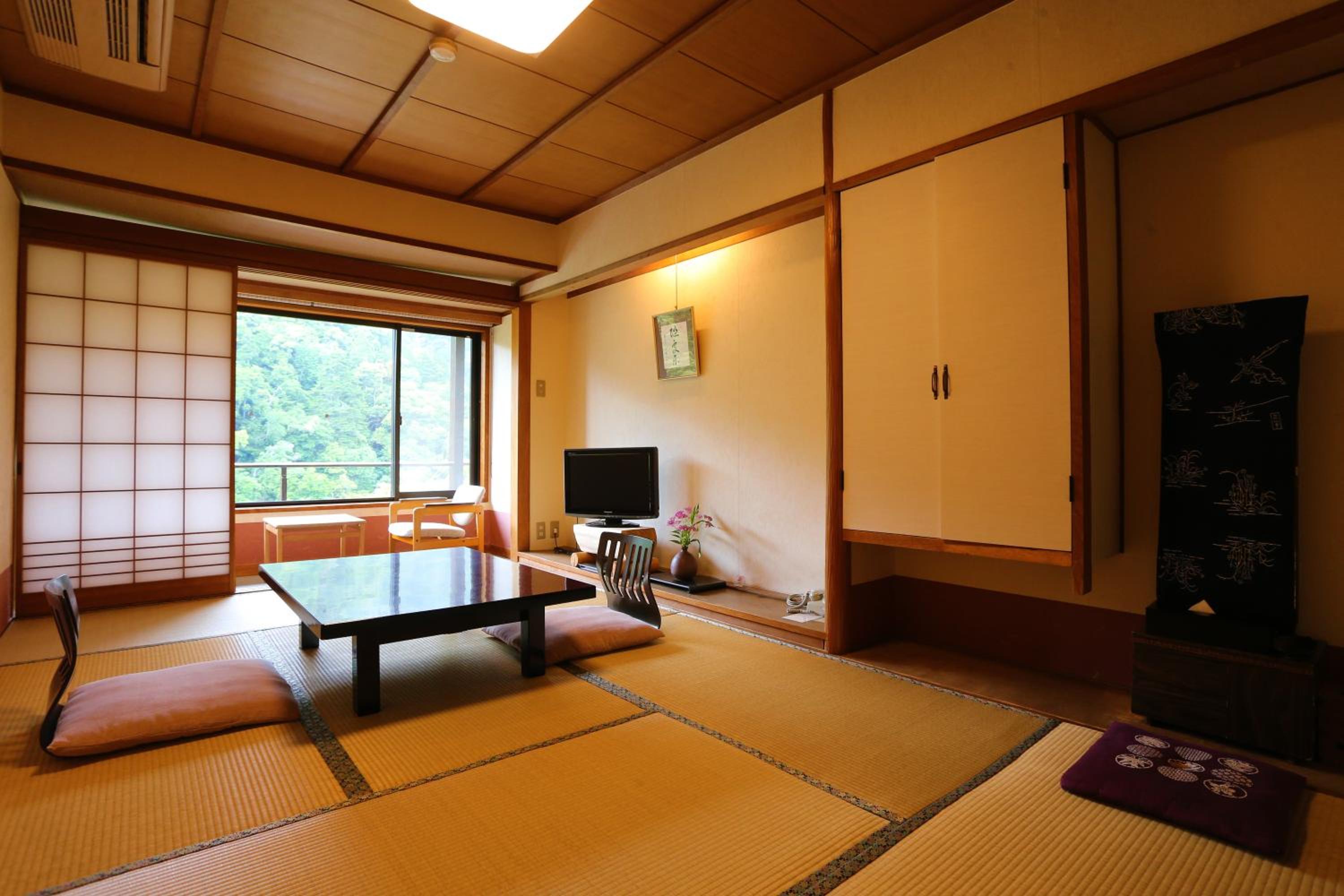 Japanese-Style Twin Room with Mountain View - Photo 8