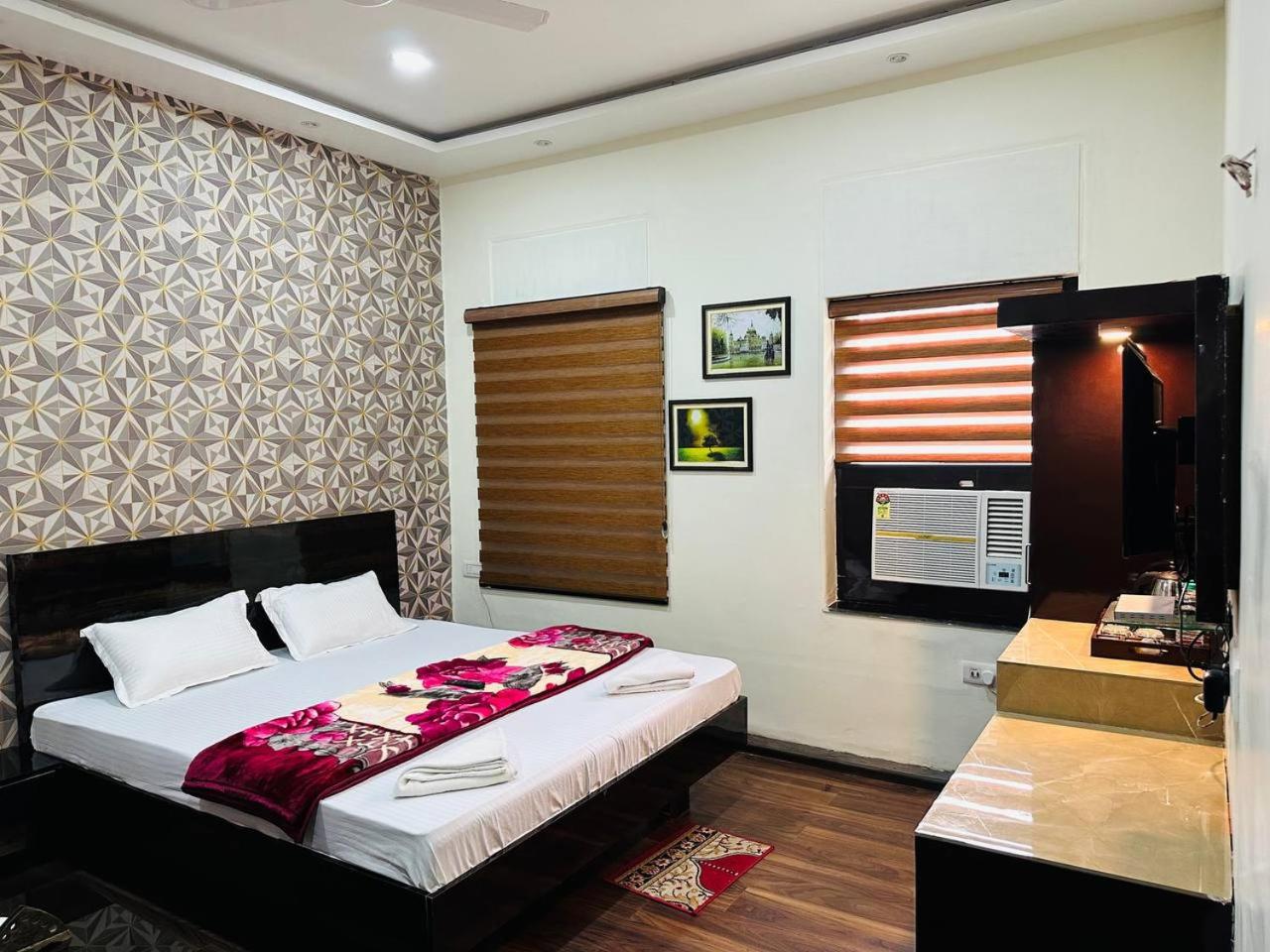 Deluxe Double or Twin Room - Photo 13