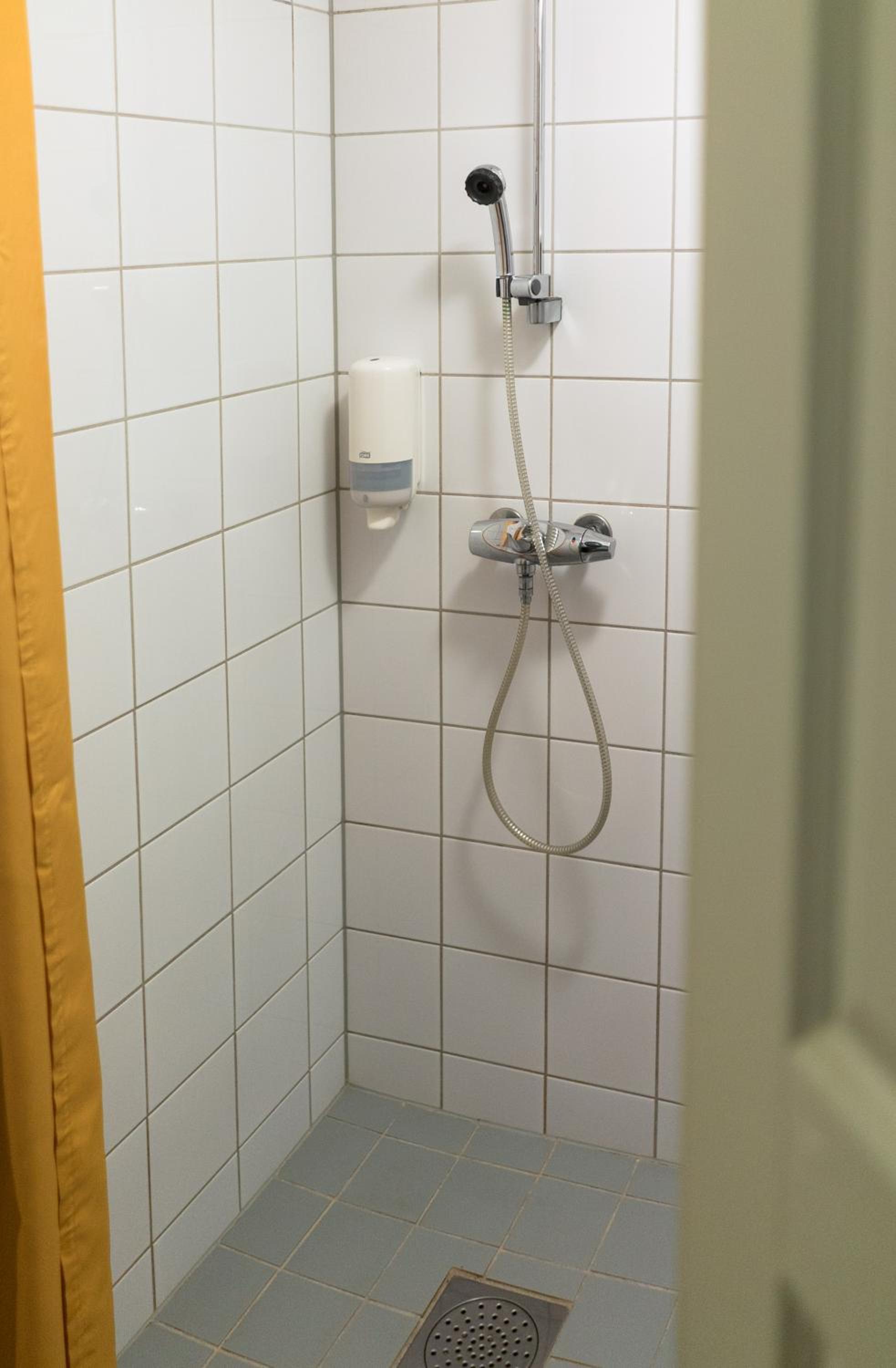 Budget Quadruple Room with Shared Bathroom photo 3