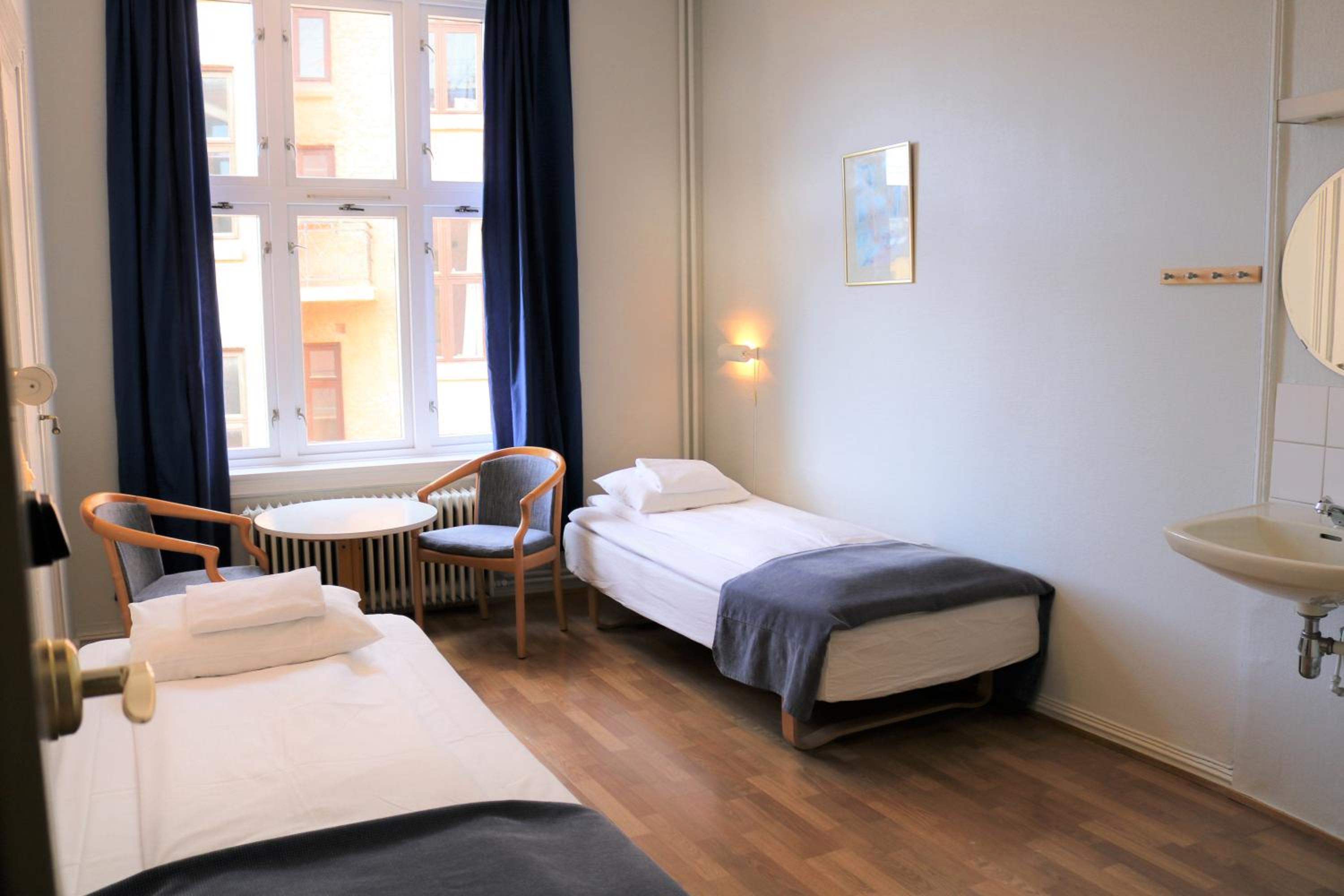 Budget Twin Room with Shared Bathroom photo 2