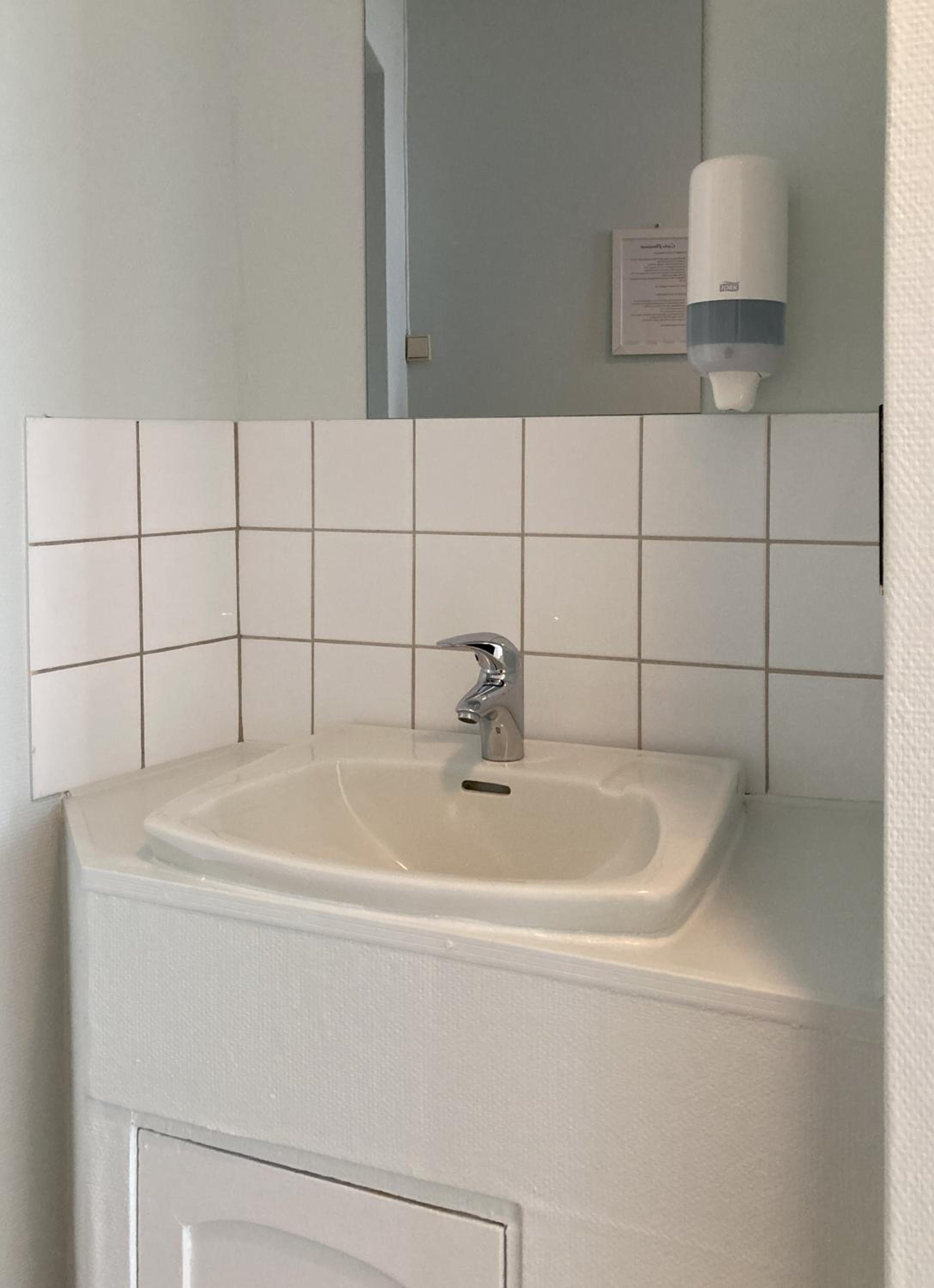 Budget Twin Room with Shared Bathroom photo 3