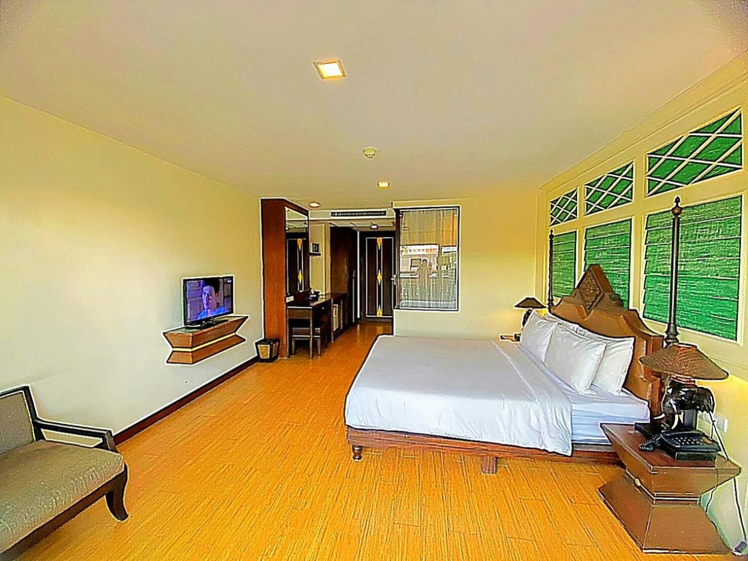 Deluxe Double Room with Balcony - Photo 3