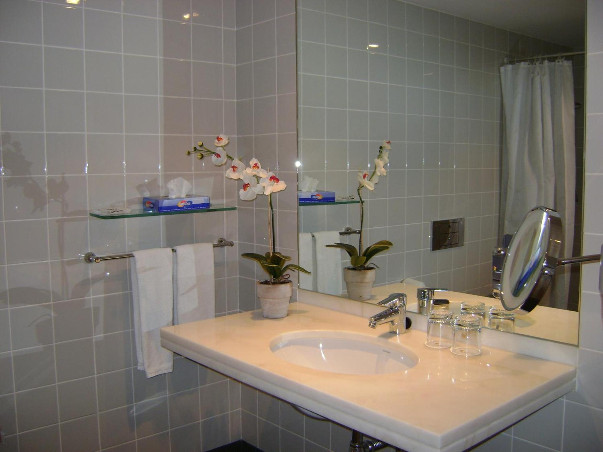Twin Room with Side Sea View - Photo 3