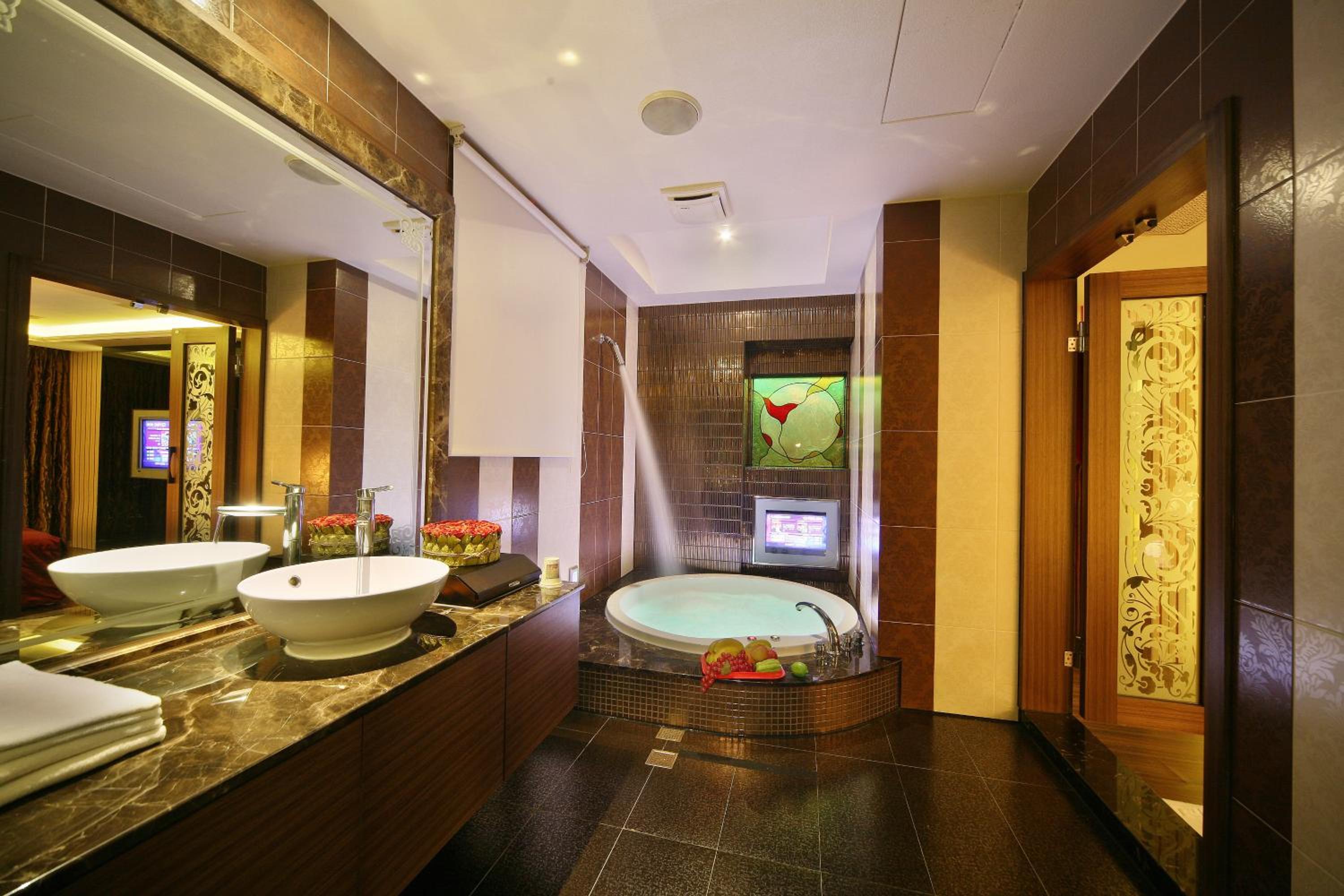 Deluxe Double Room (Check-in after 20:00) - Photo 9