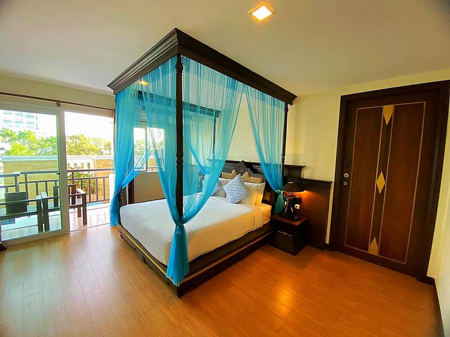 Luxury Suite - Photo 13