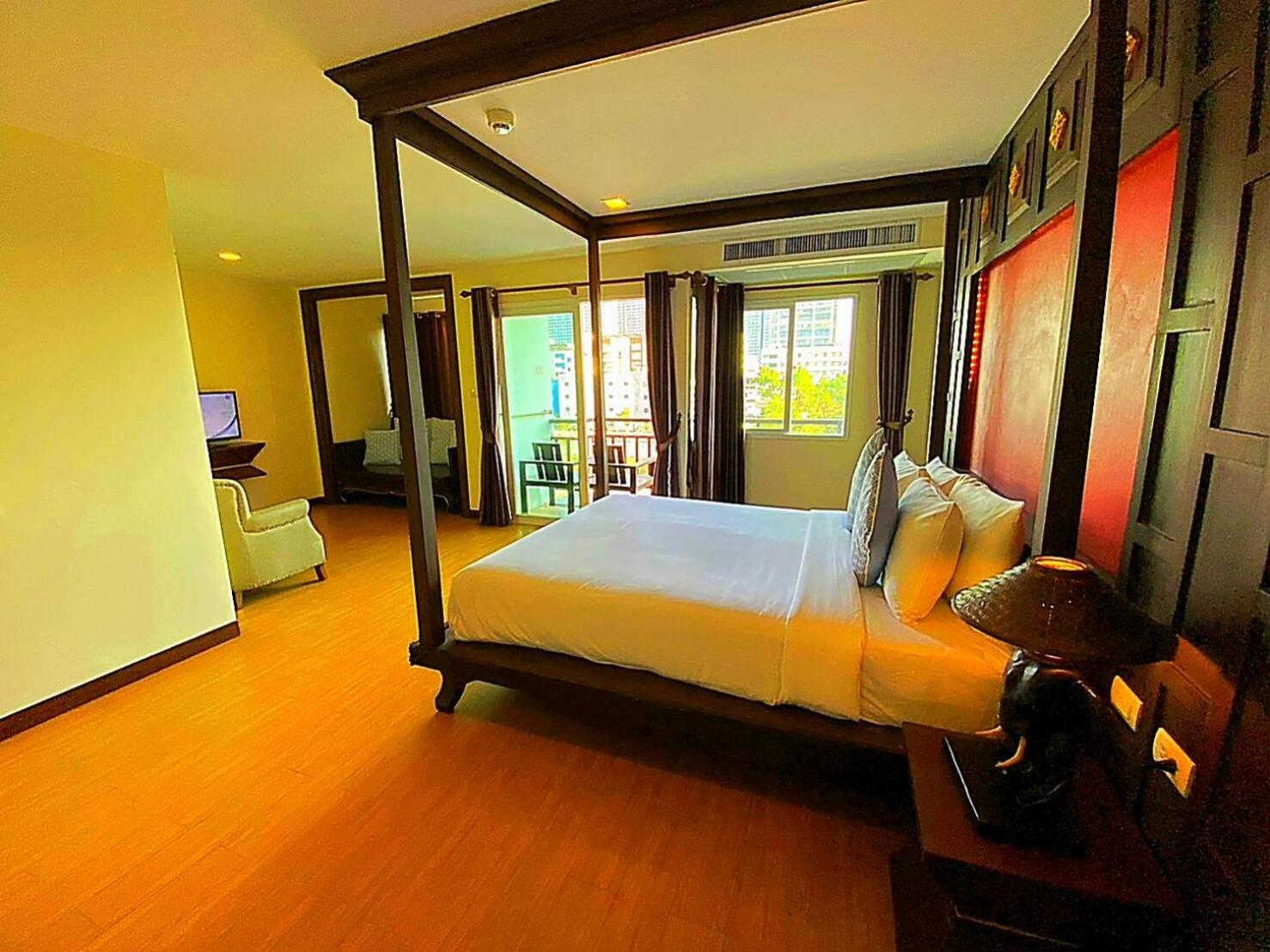 Luxury Suite - Photo 8