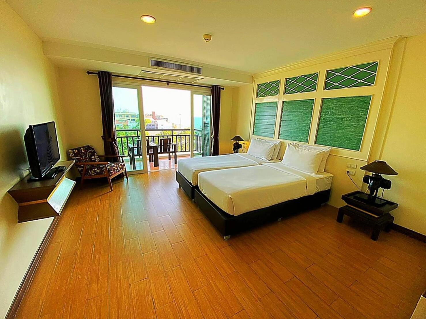 Superior Twin Room with Sea View - Photo 11