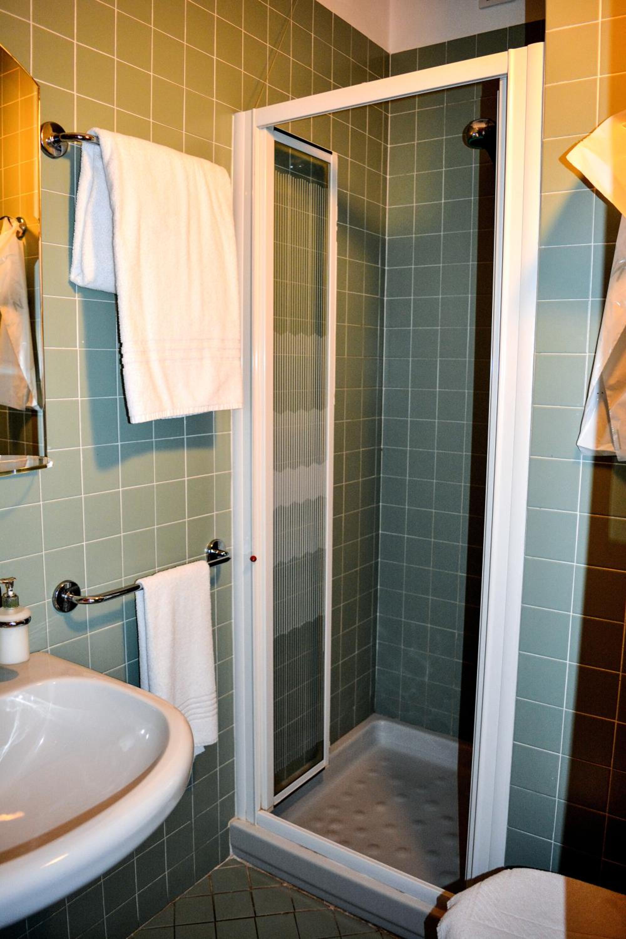 Quadruple Room thumbnail 6