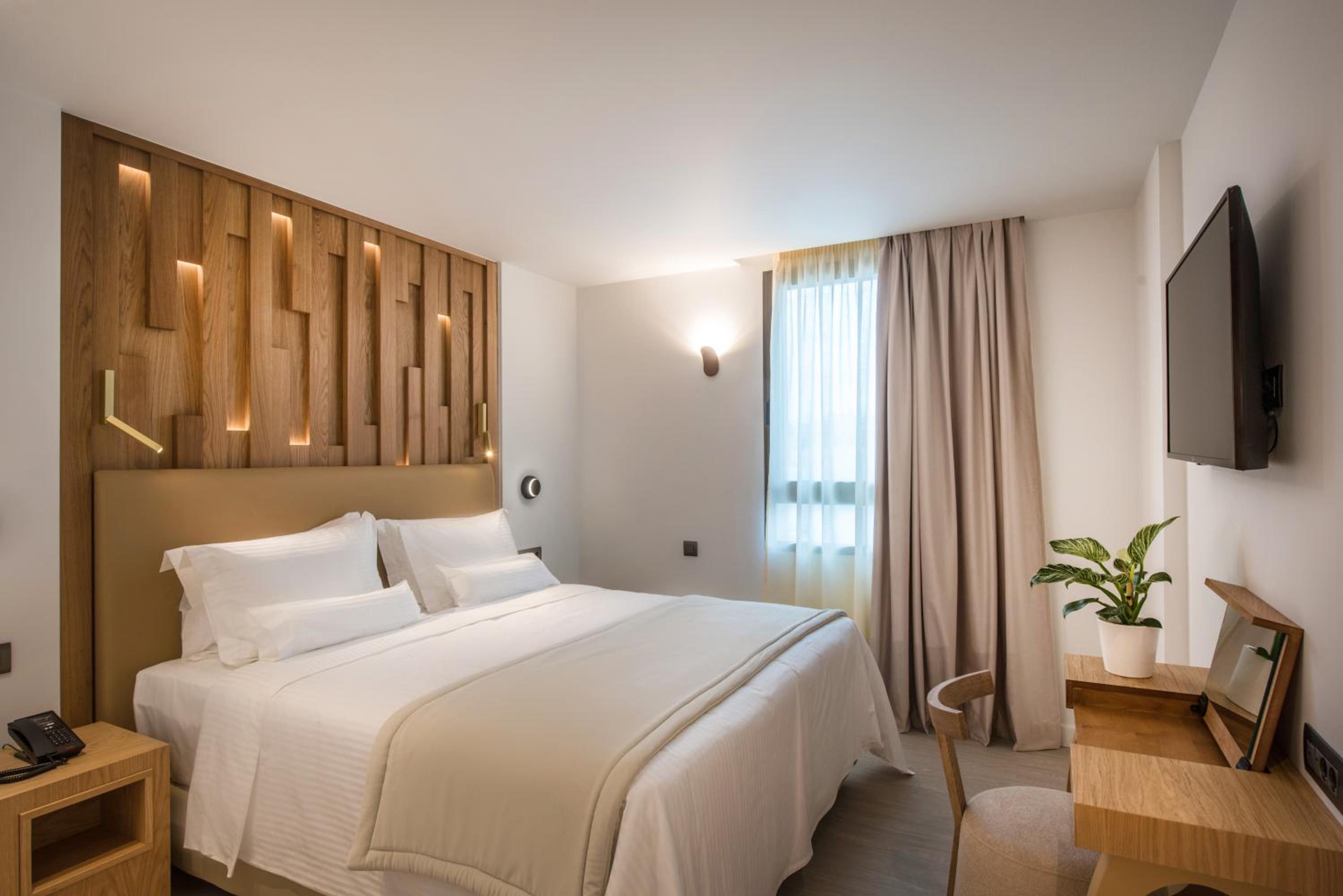 Deluxe Room - Photo 4