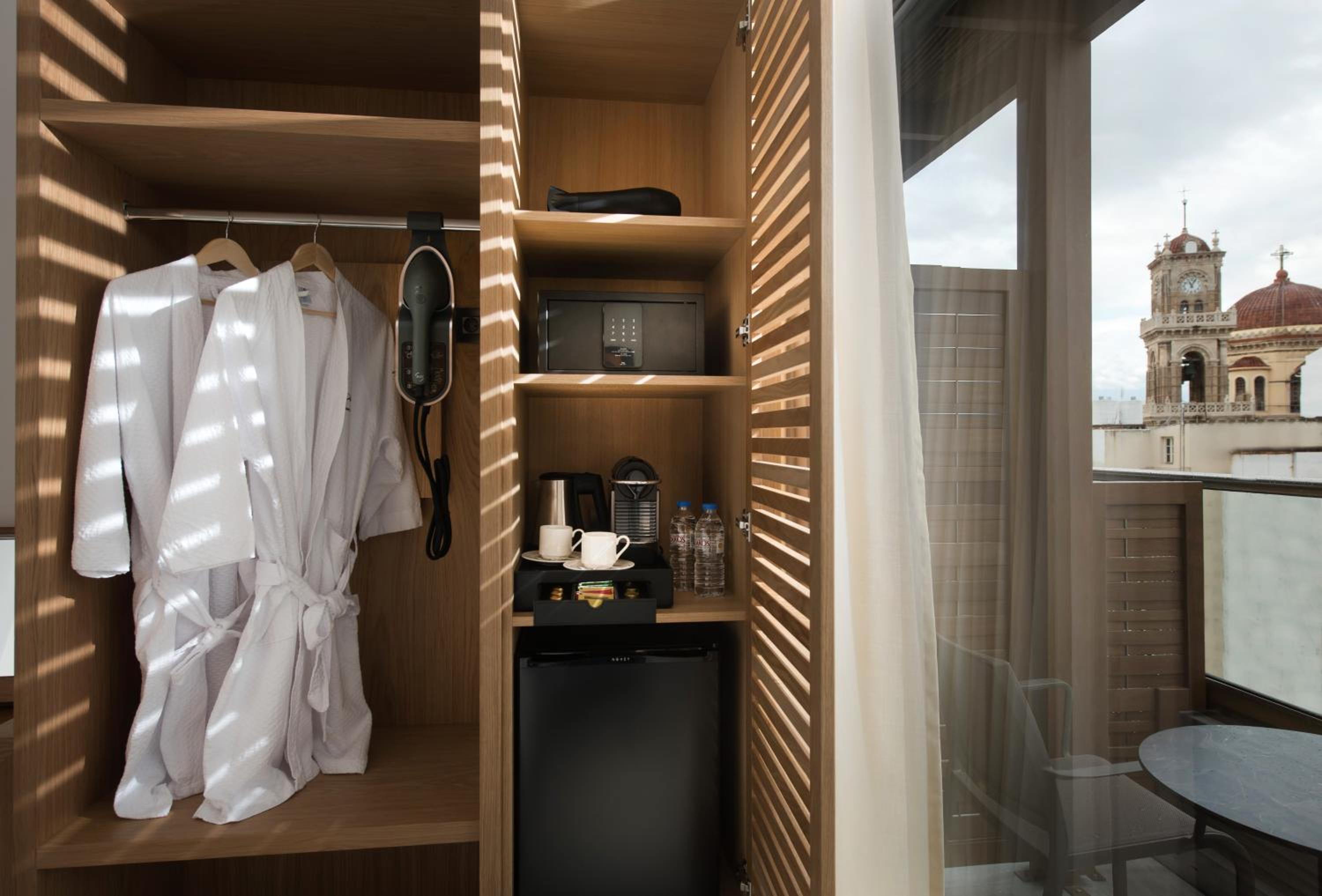Grand Deluxe Room with Balcony - Photo 3