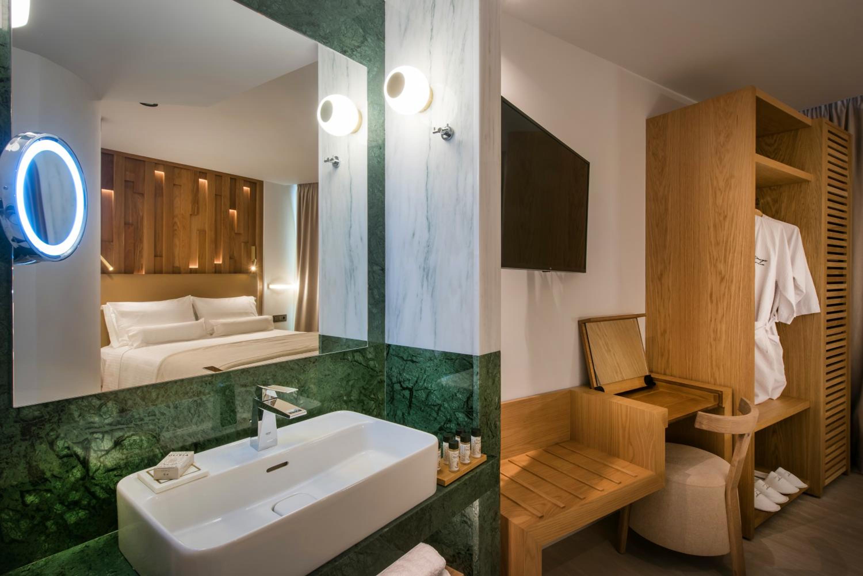 Grand Deluxe Room with Balcony - Photo 5