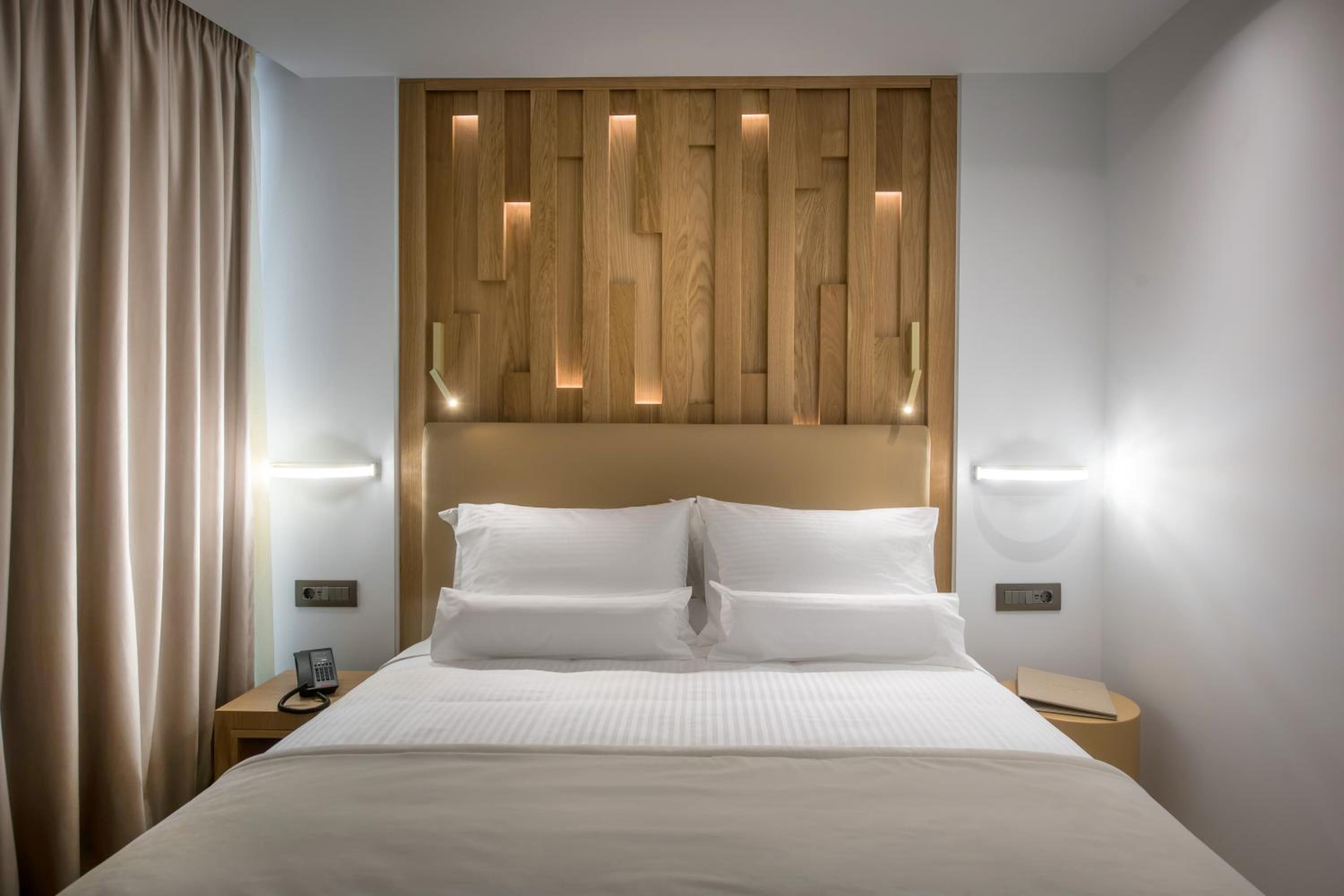 Grand Deluxe Room with Balcony - Photo 4