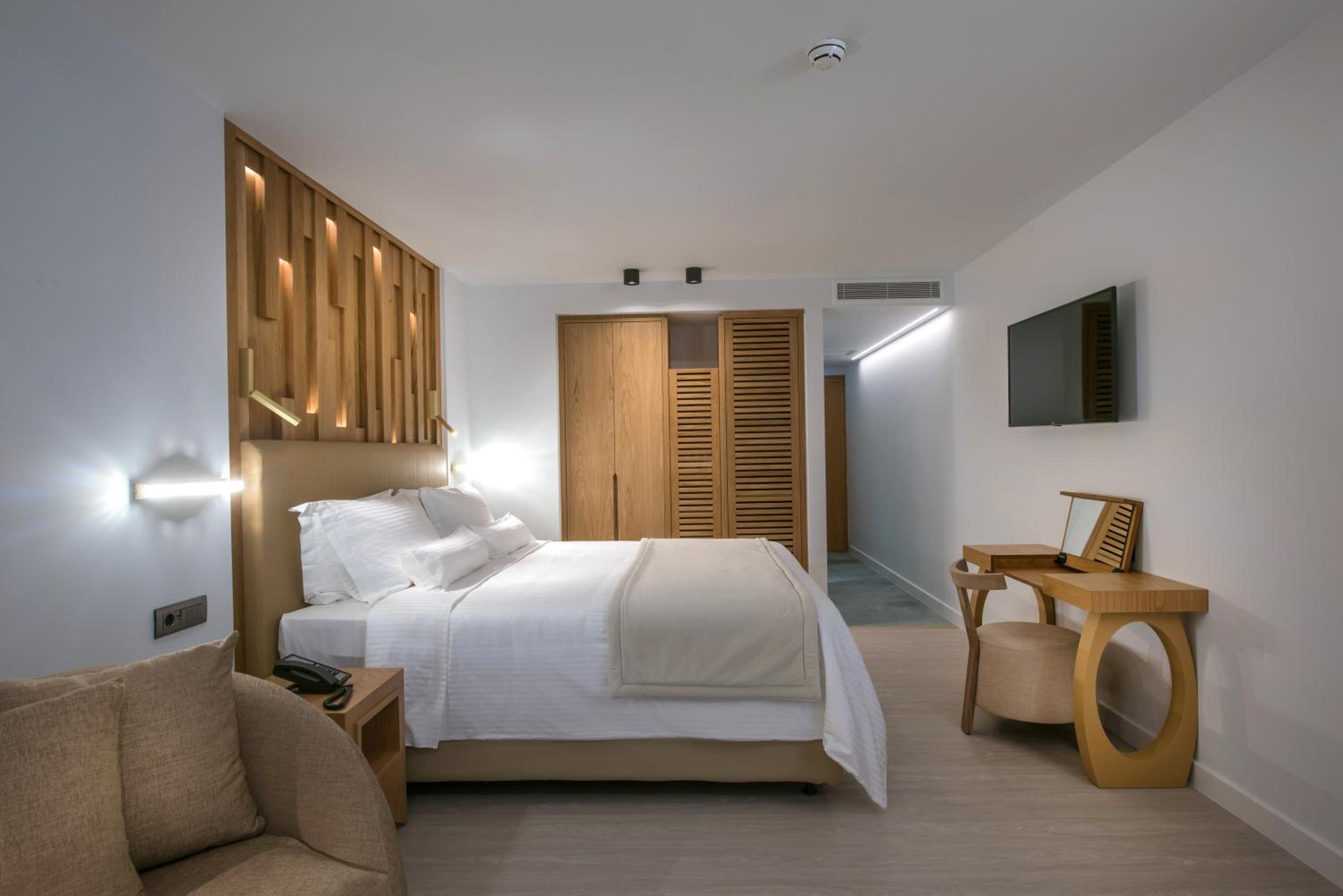 Junior Suite with Balcony - Photo 2