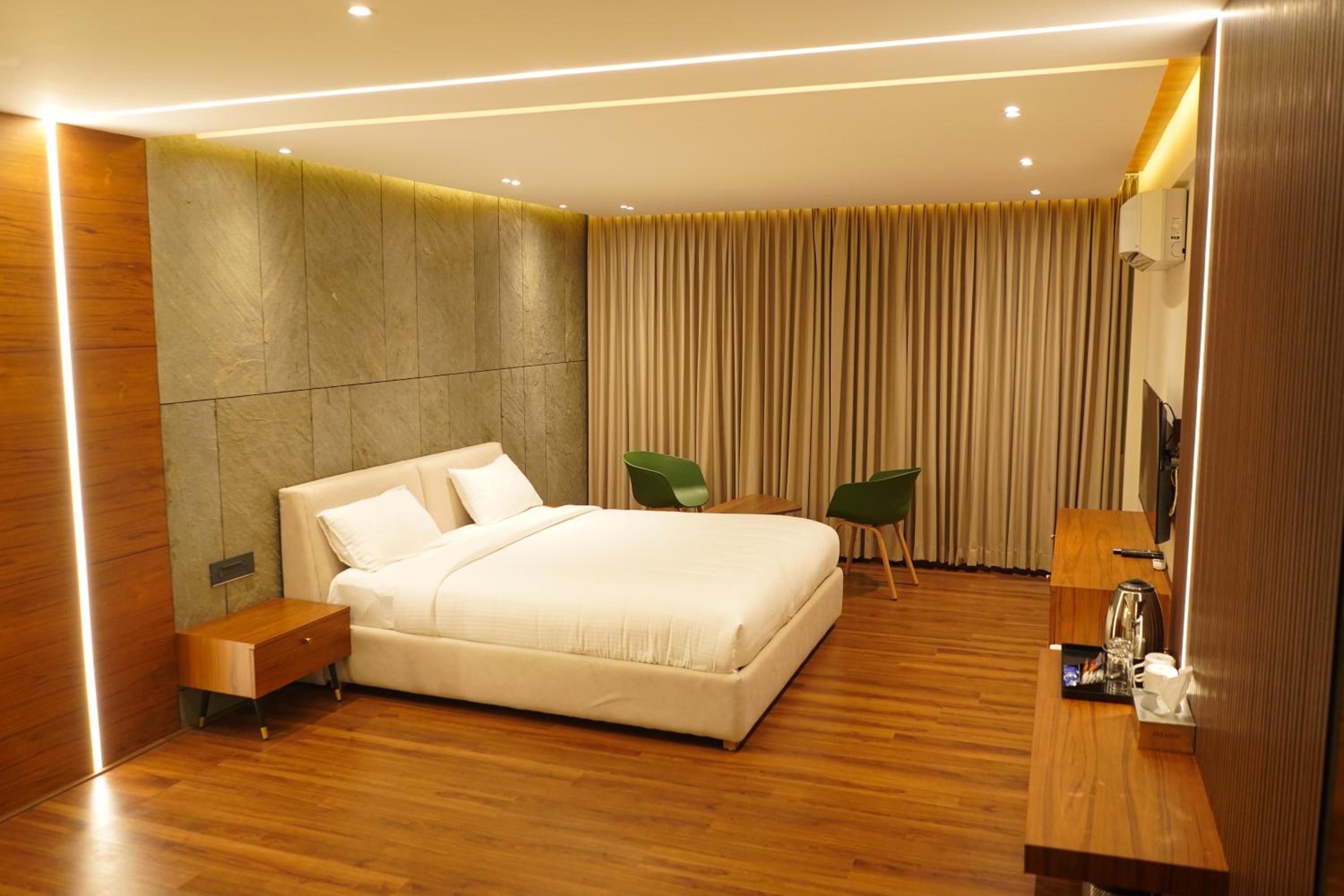 Superior King Suite - Photo 2
