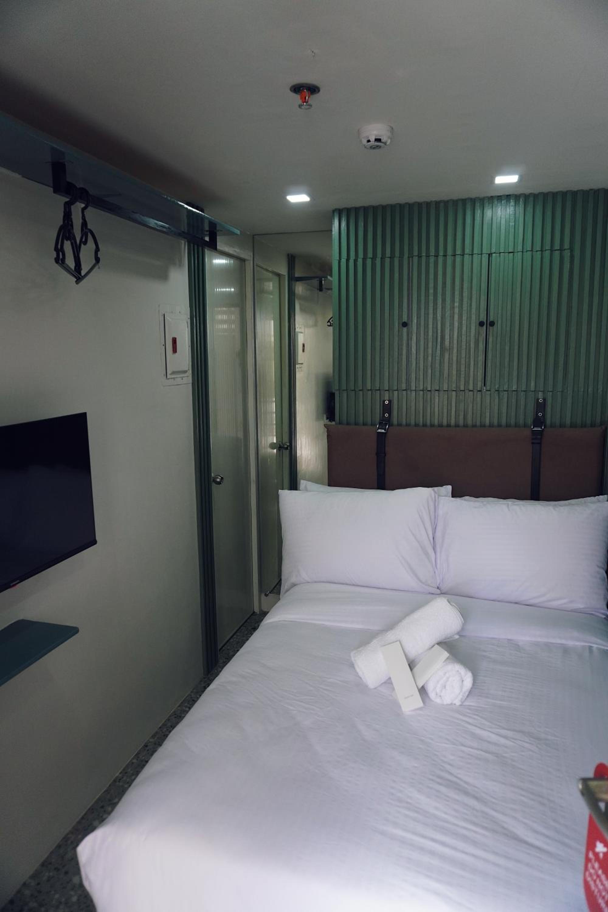 Double Room with Private Bathroom - Photo 10