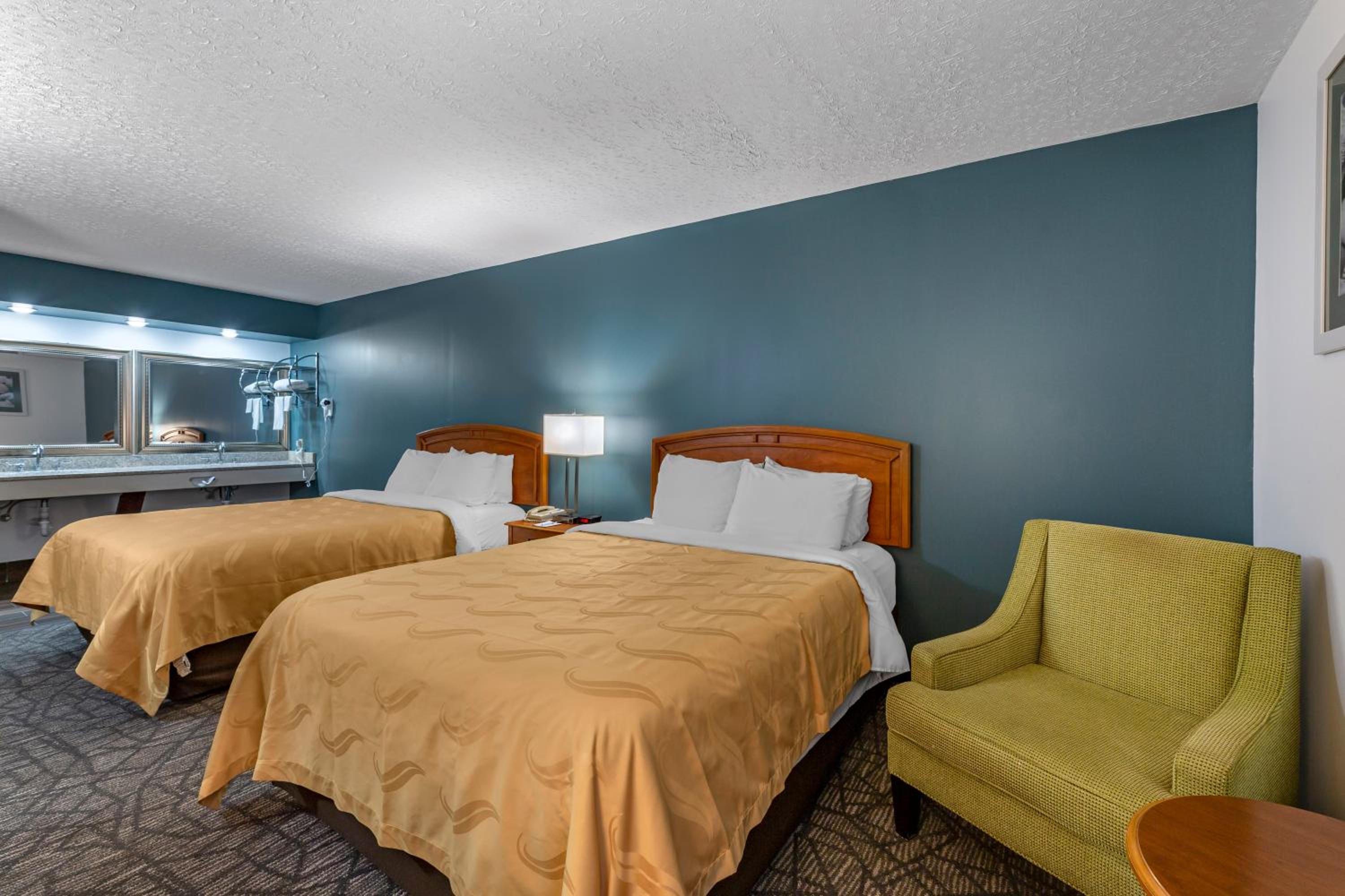 Queen Room with Two Queen Beds - Non-Smoking photo 2