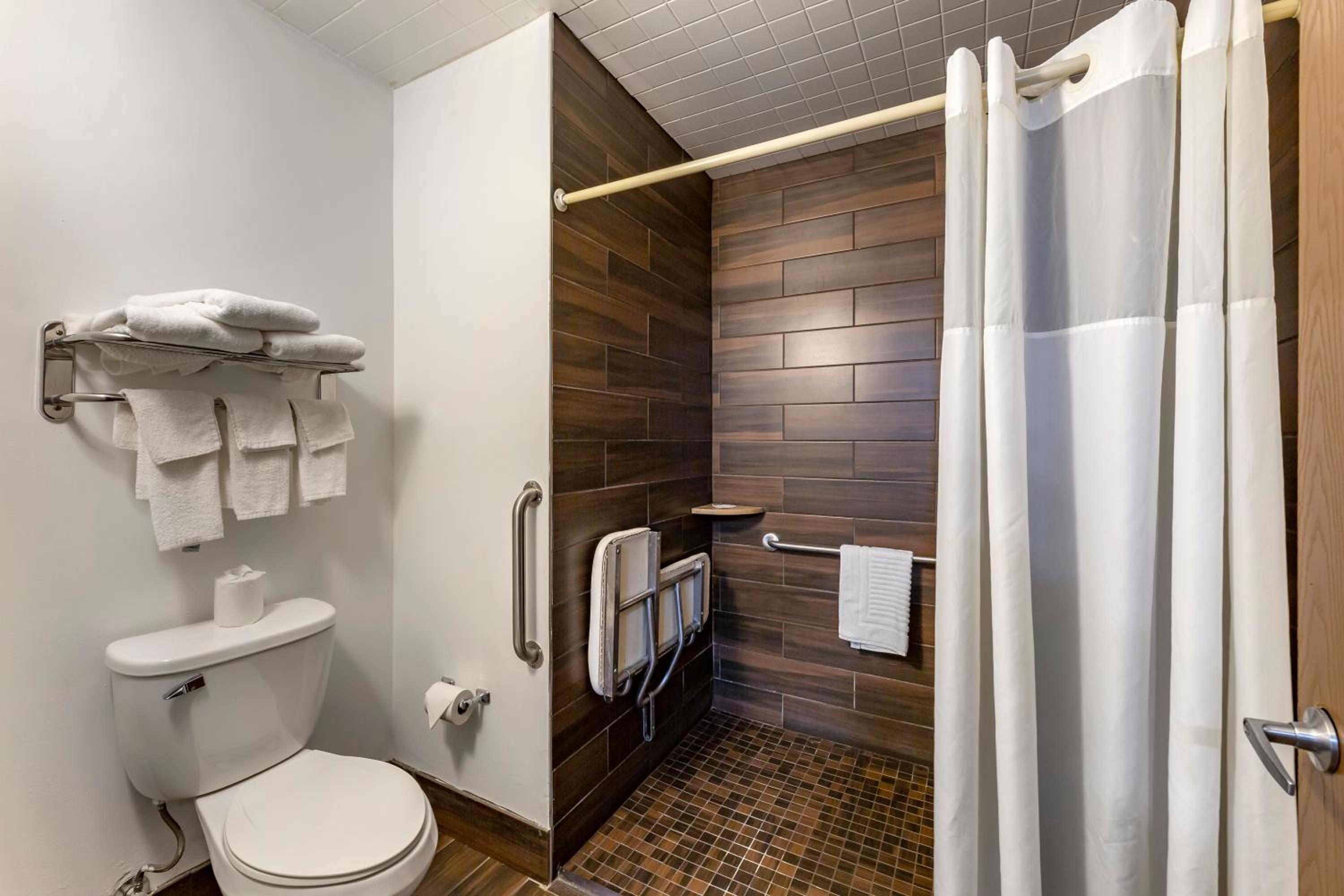 Queen Room with Two Queen Beds - Accessible/Non-Smoking  photo 3