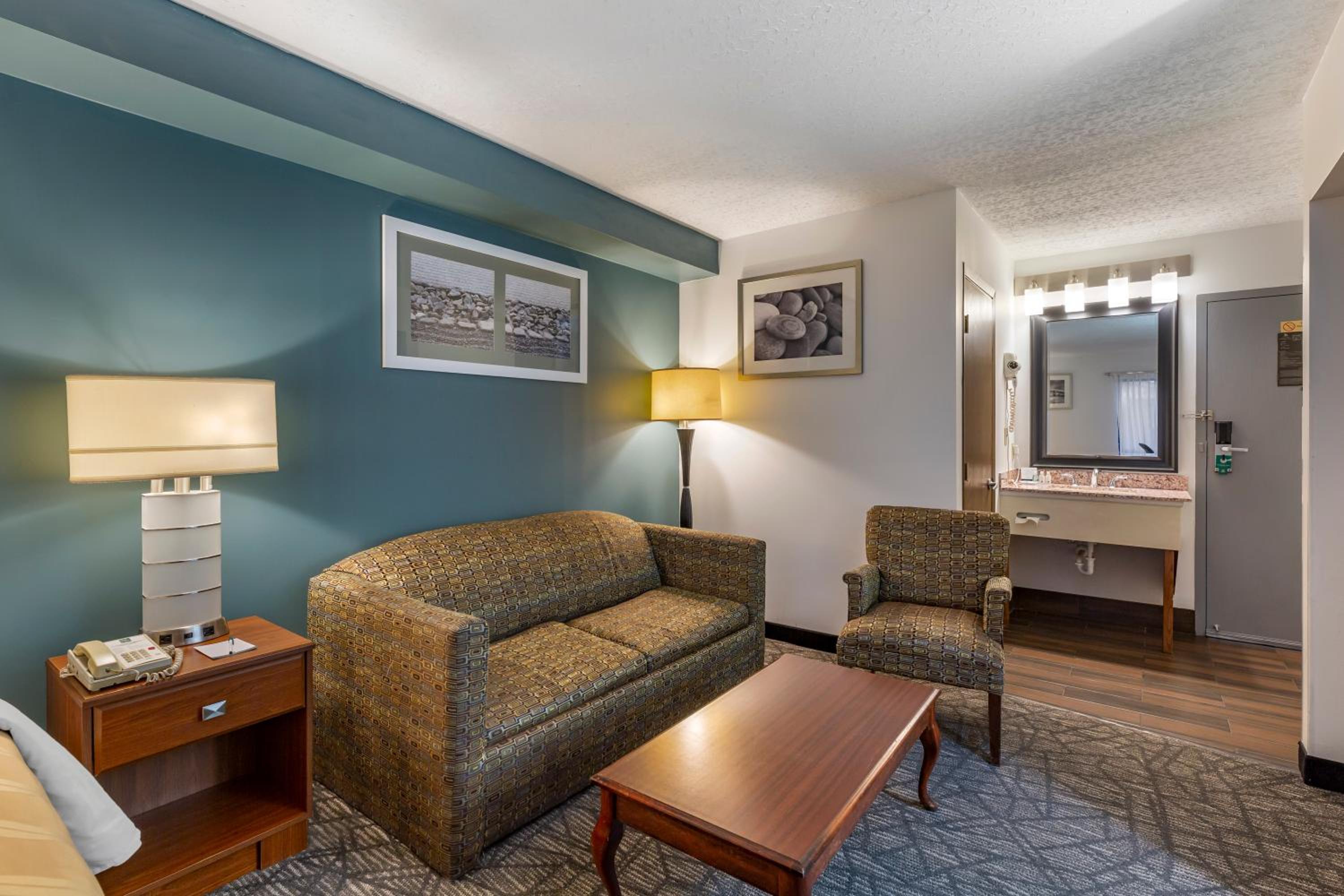 King Room with Sofa Bed - Non-Smoking photo 1