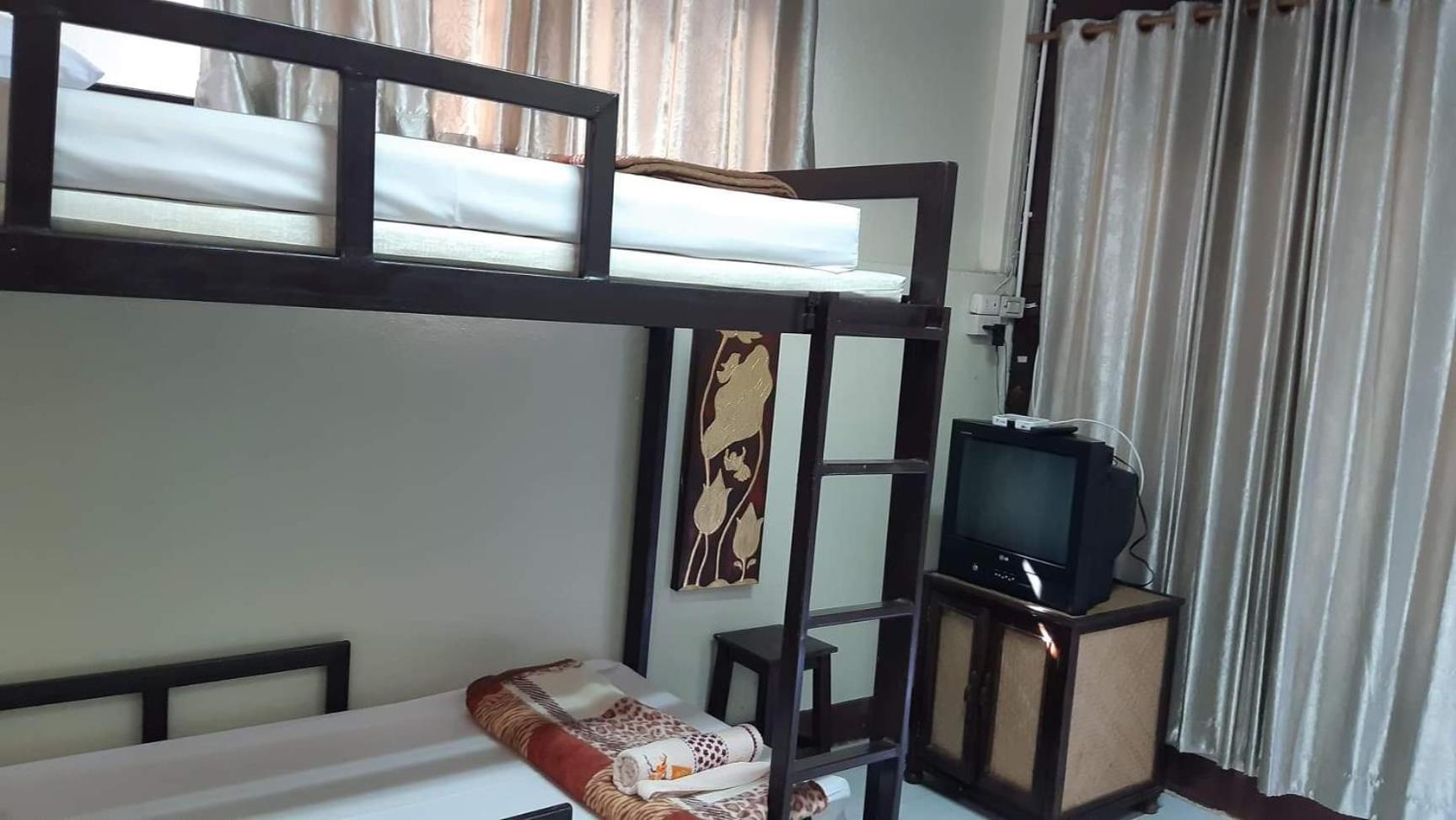 Twin Room with Private Bathroom photo 2