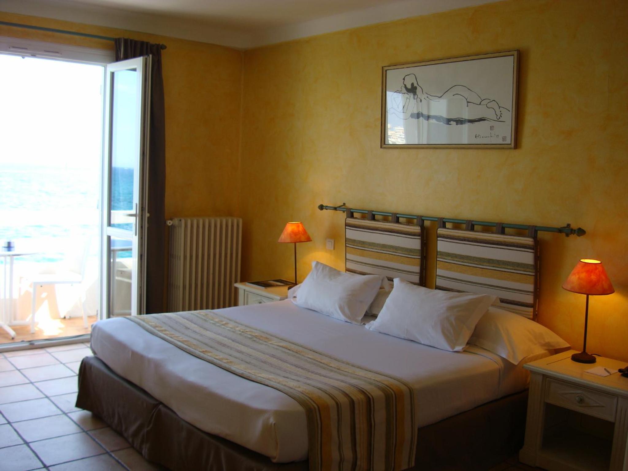 Deluxe Room with Balcony and Sea View - Photo 3