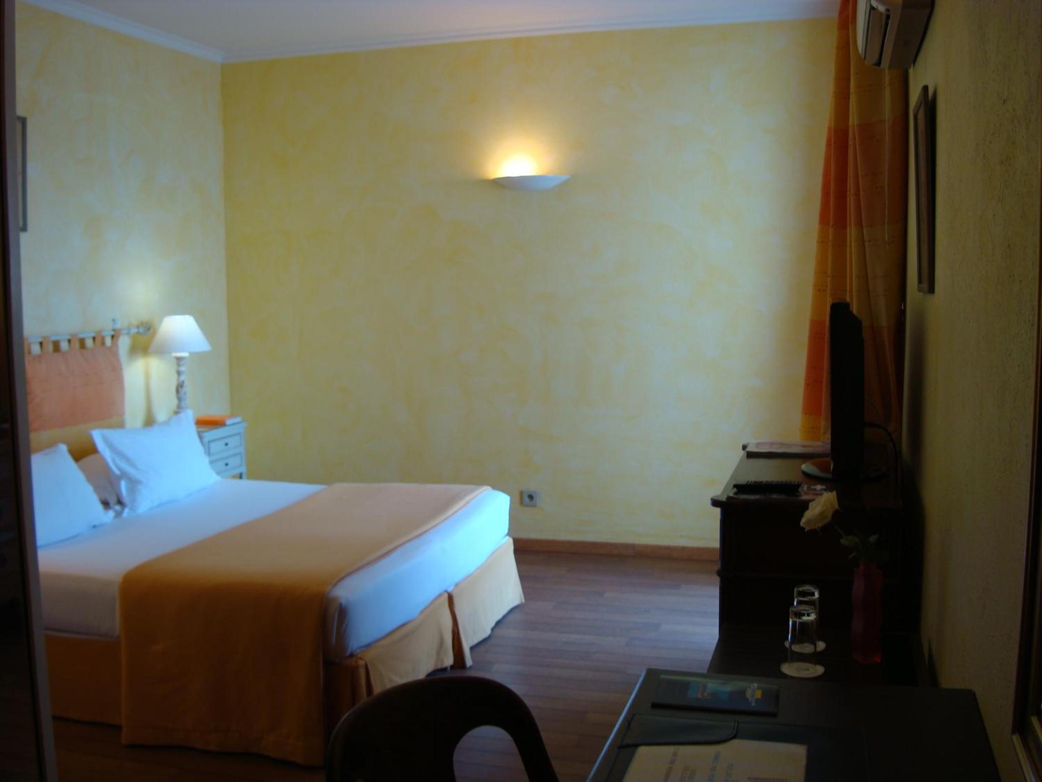 Deluxe Room with Balcony and Sea View - Photo 1