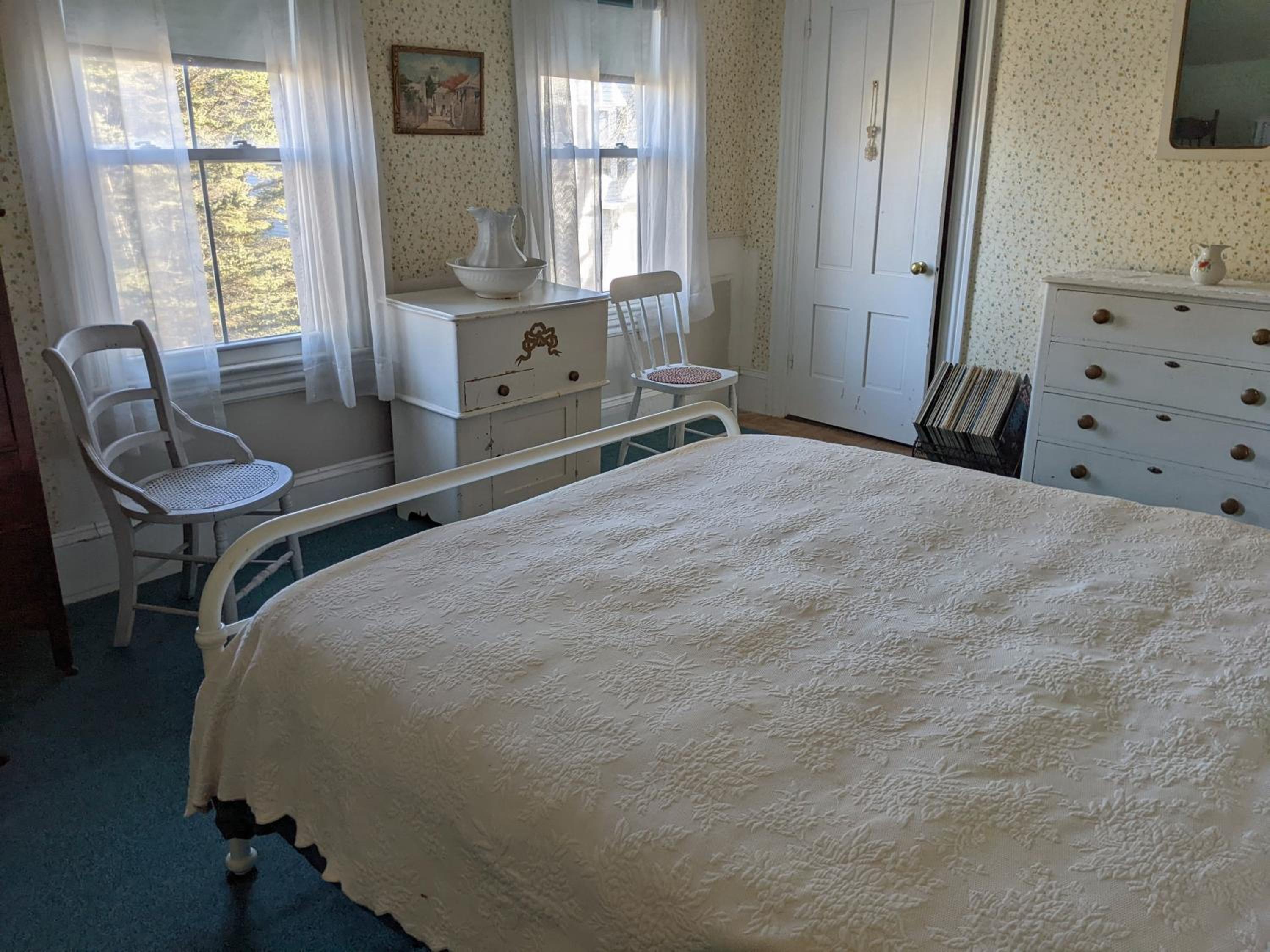 Three-Bedroom House photo 2