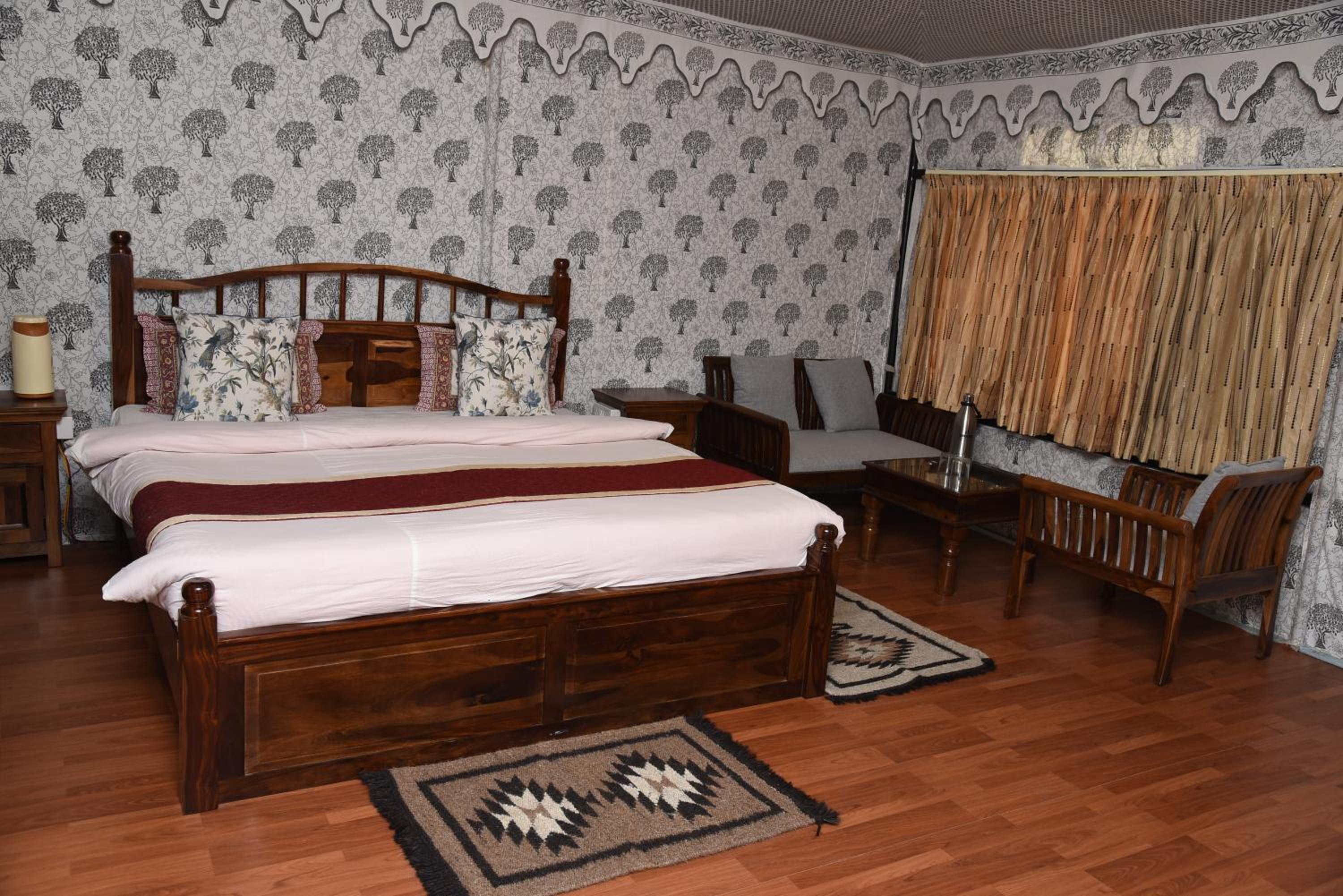 Deluxe King Room photo 1