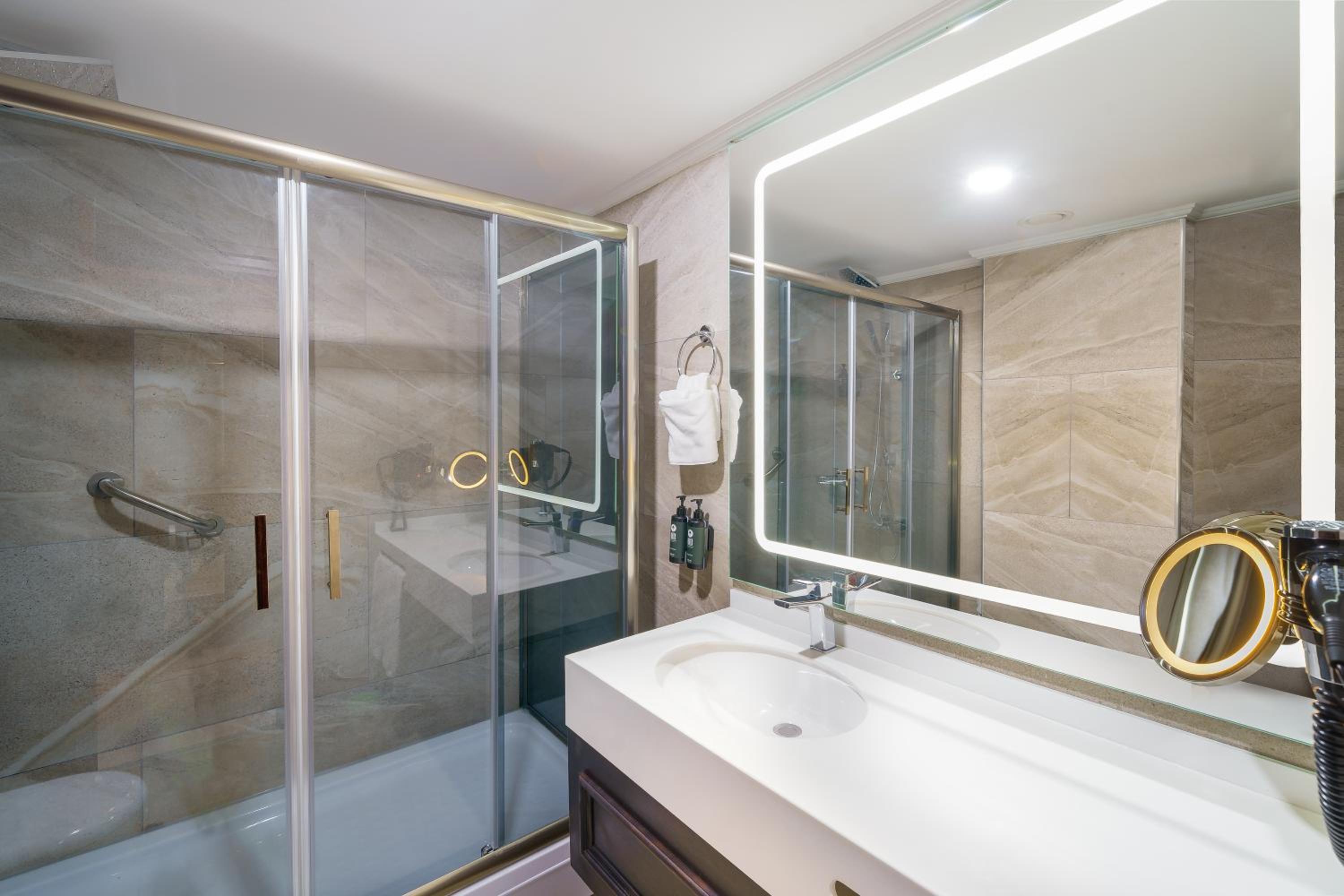 Standard Twin Room with Sea View - Photo 3