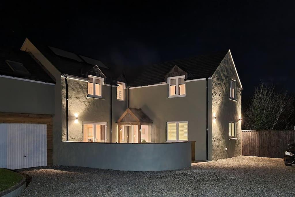 Five-Bedroom House photo 2