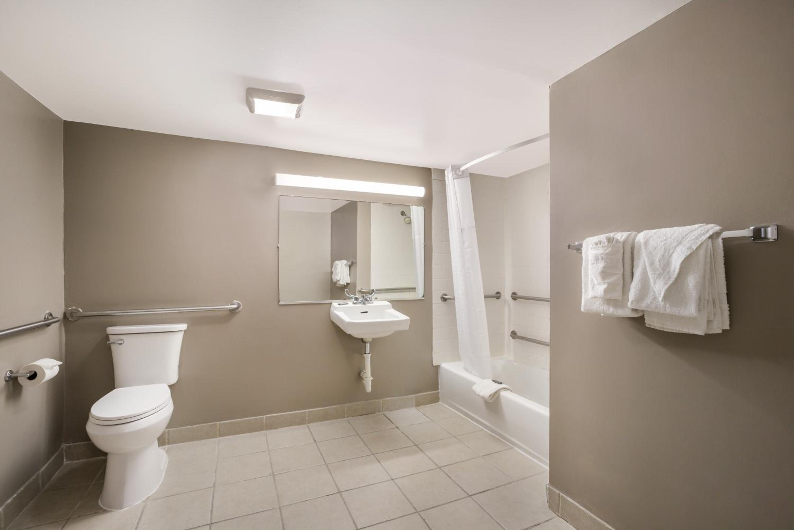 Queen Room - Disability Access photo 3
