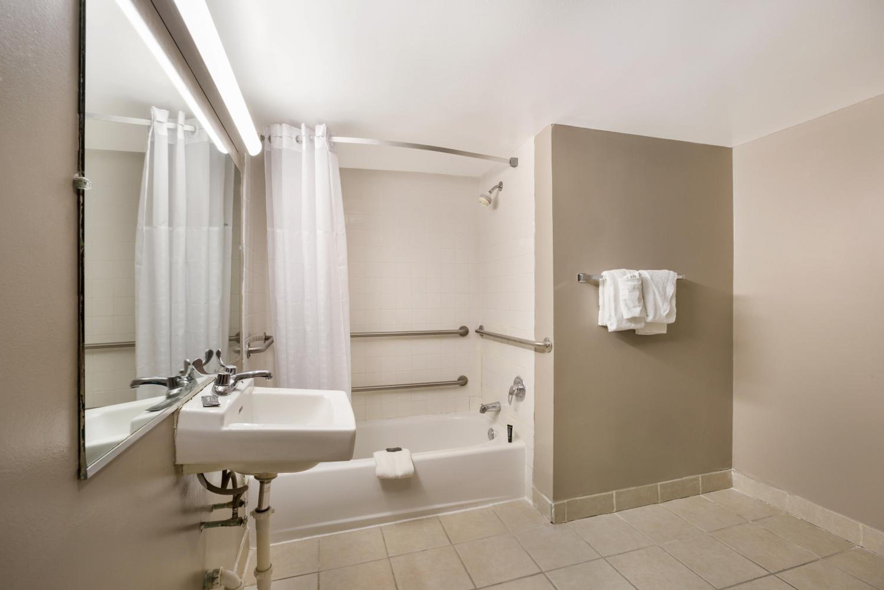 Queen Room - Disability Access photo 2
