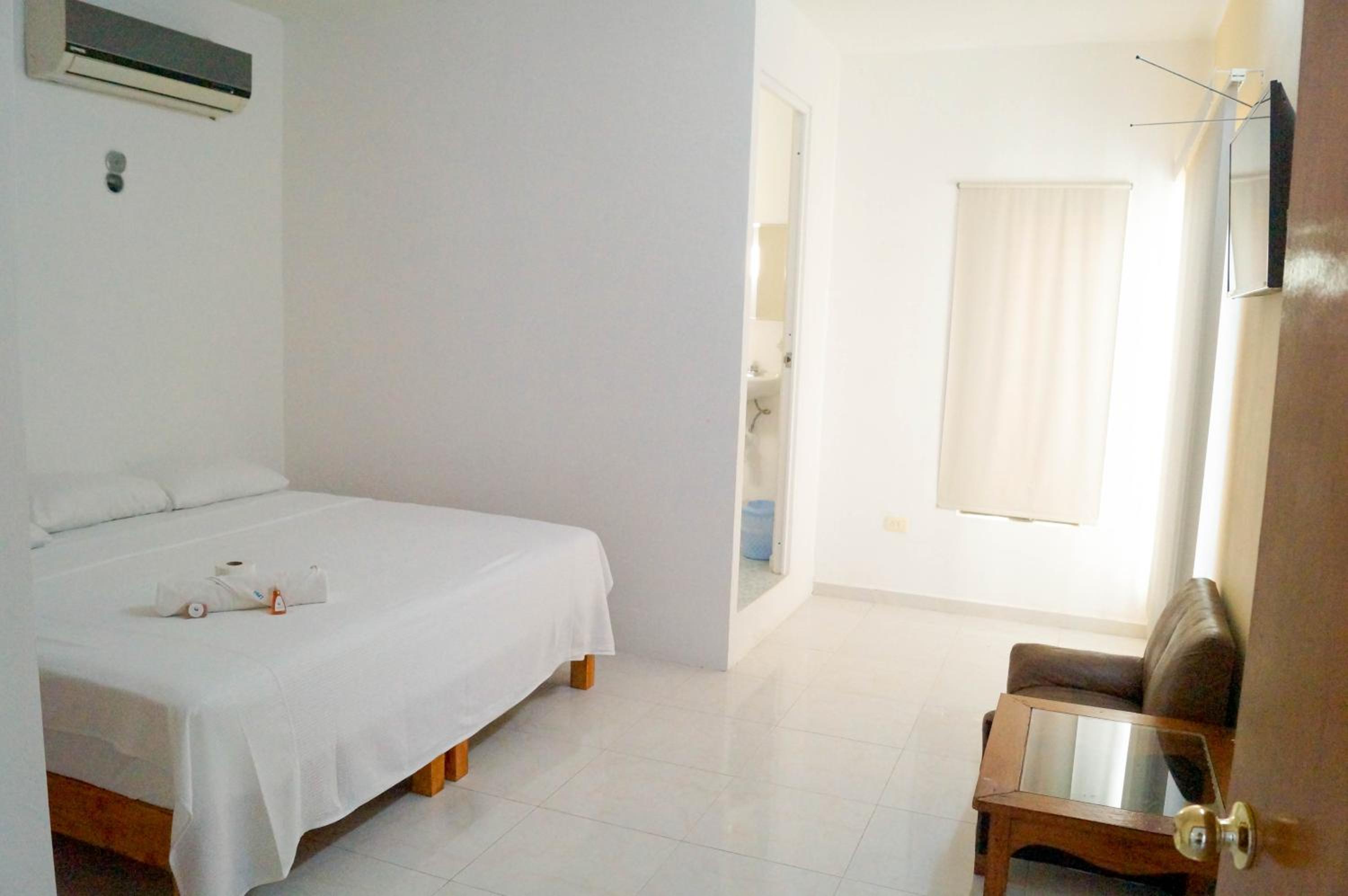 Double Room with Private Bathroom - Photo 10